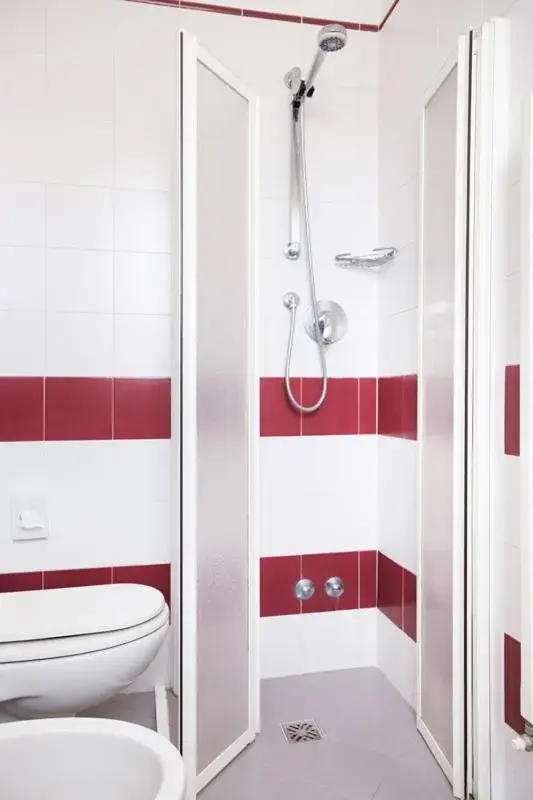 Shower, Bathroom in Hotel Junior