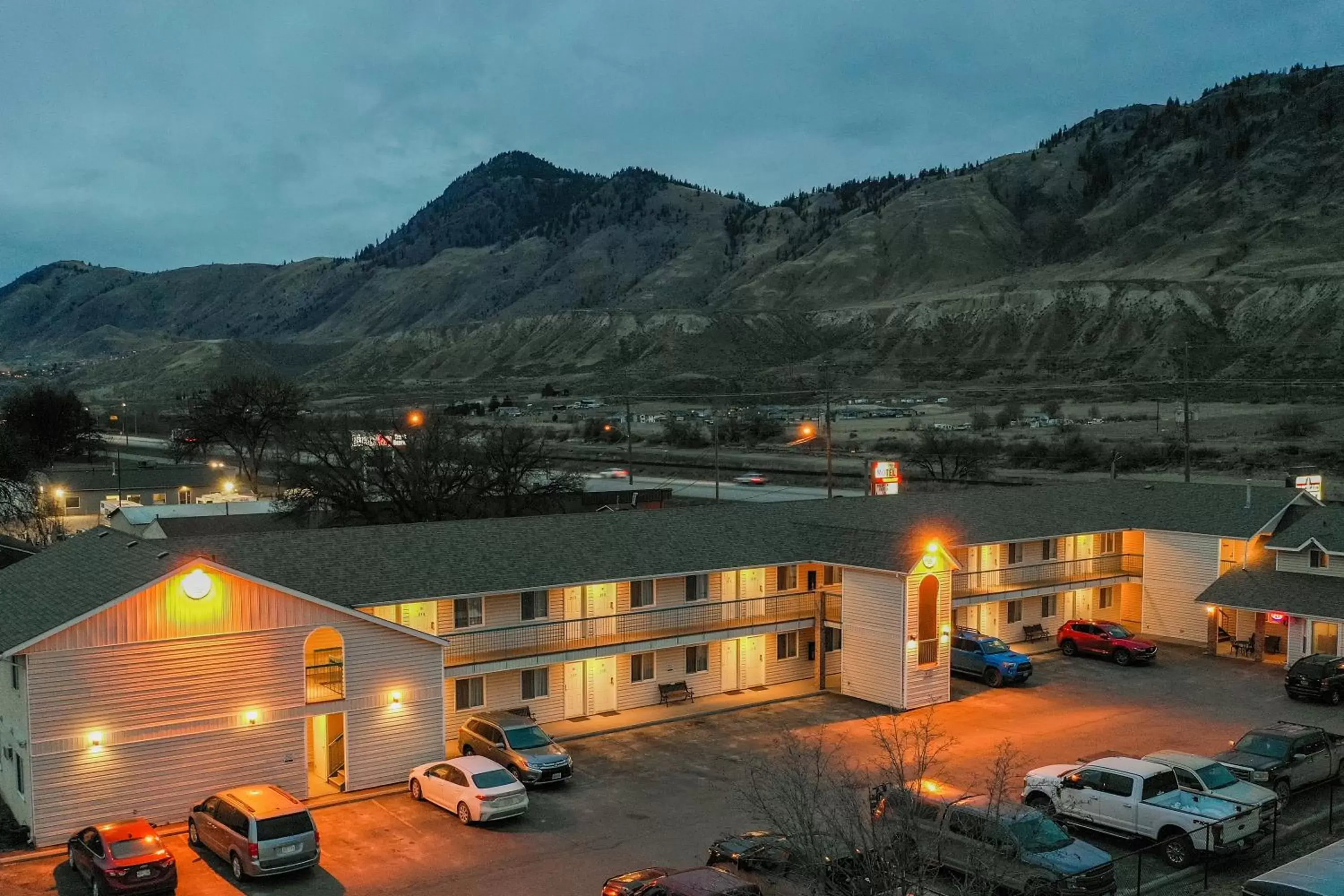 Property building, Mountain View in The Ranchland Inn Kamloops