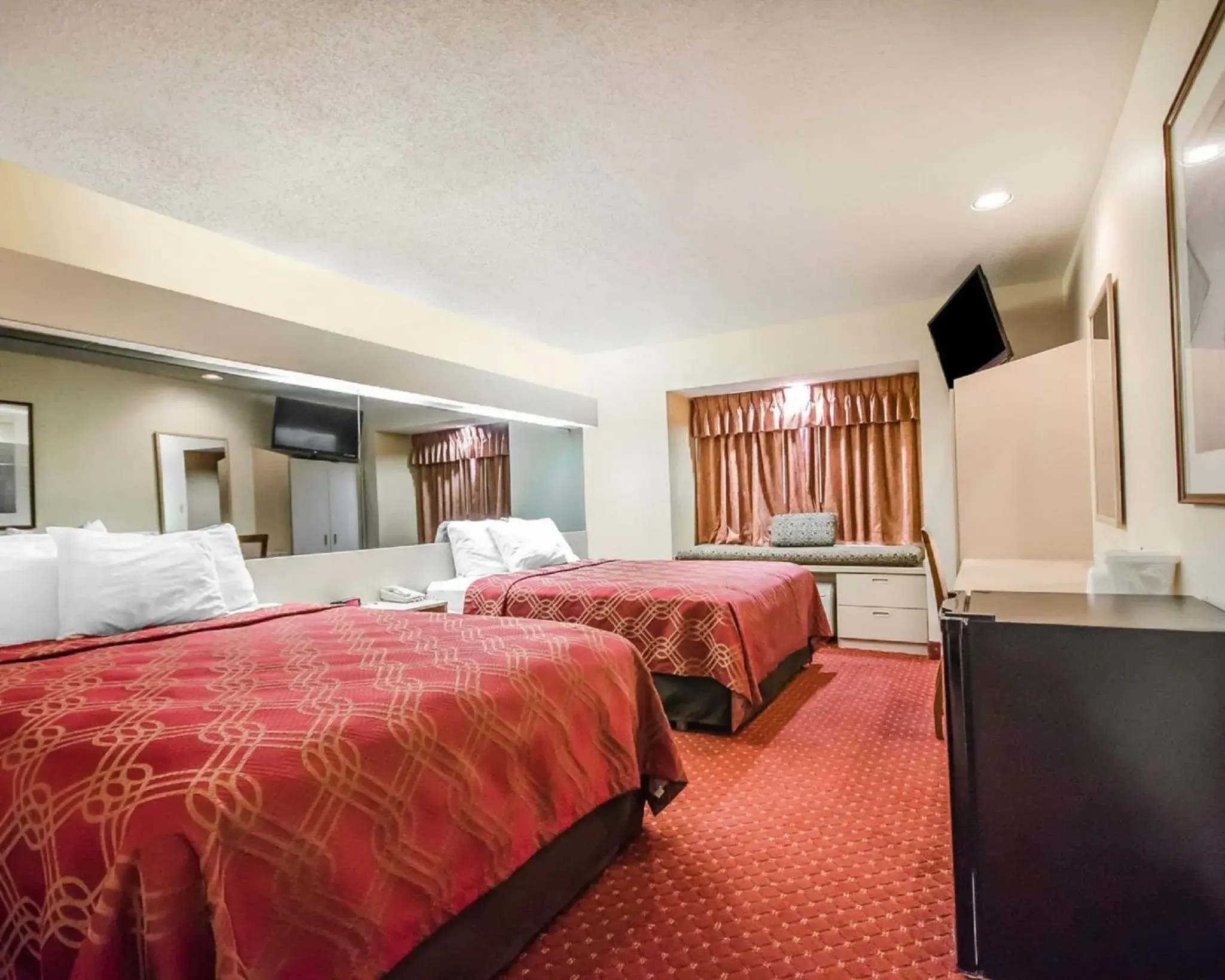 Queen Room with Two Queen Beds - Non-Smoking in Econo Lodge Inn & Suites Evansville