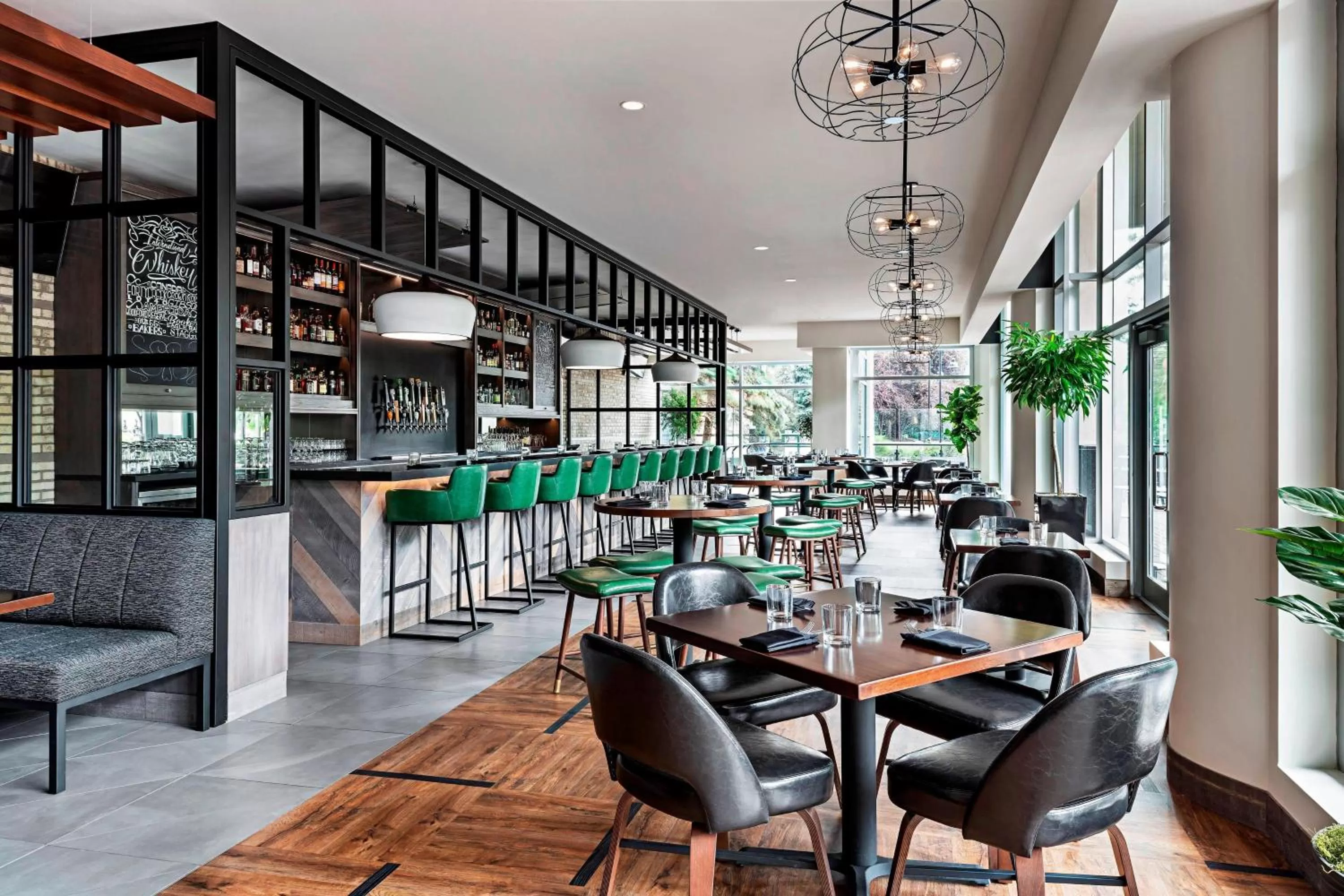 Lounge or bar in Sheraton Suites Calgary Eau Claire