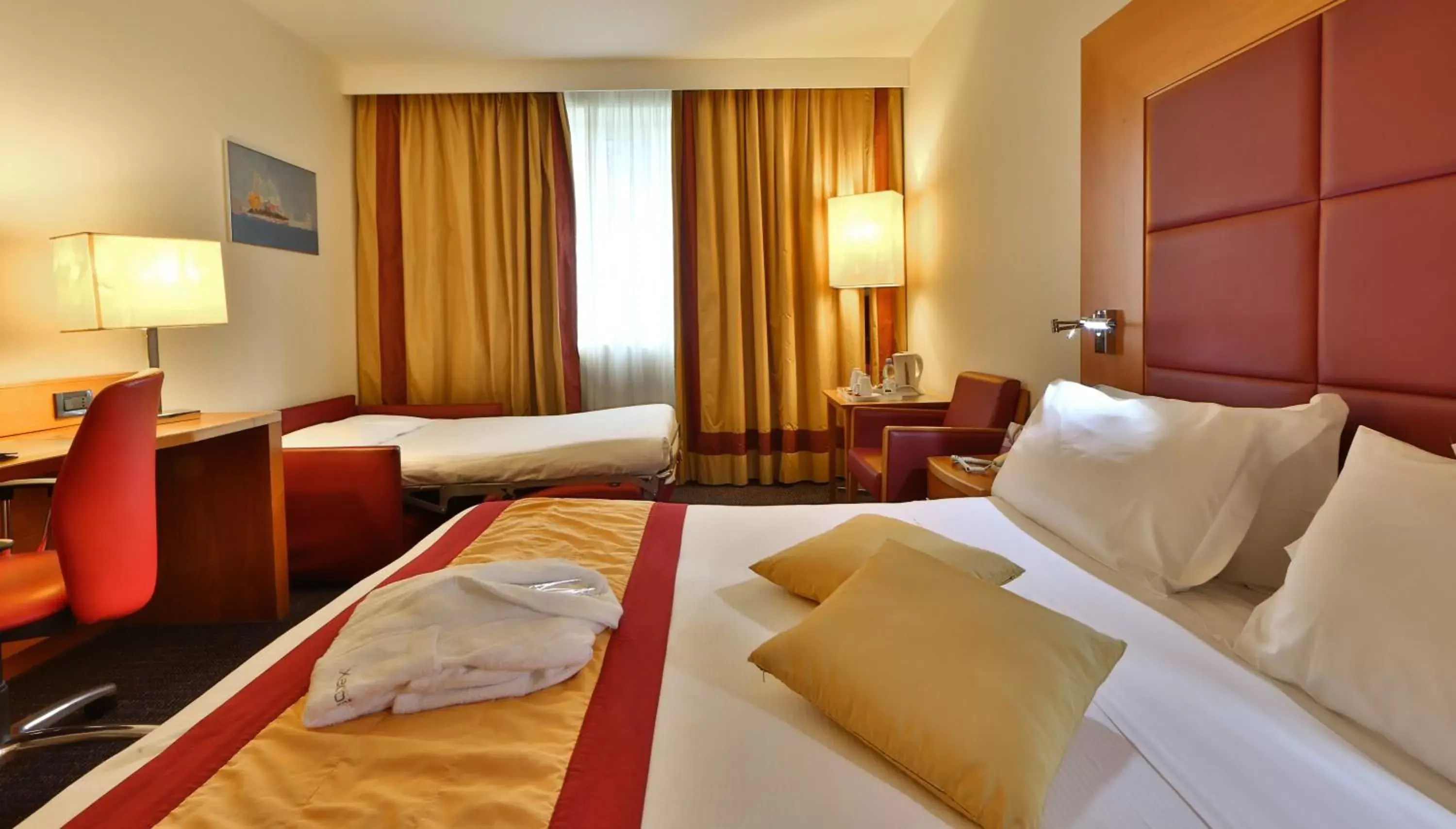 Photo of the whole room, Bed in Crowne Plaza Venice East, an IHG Hotel