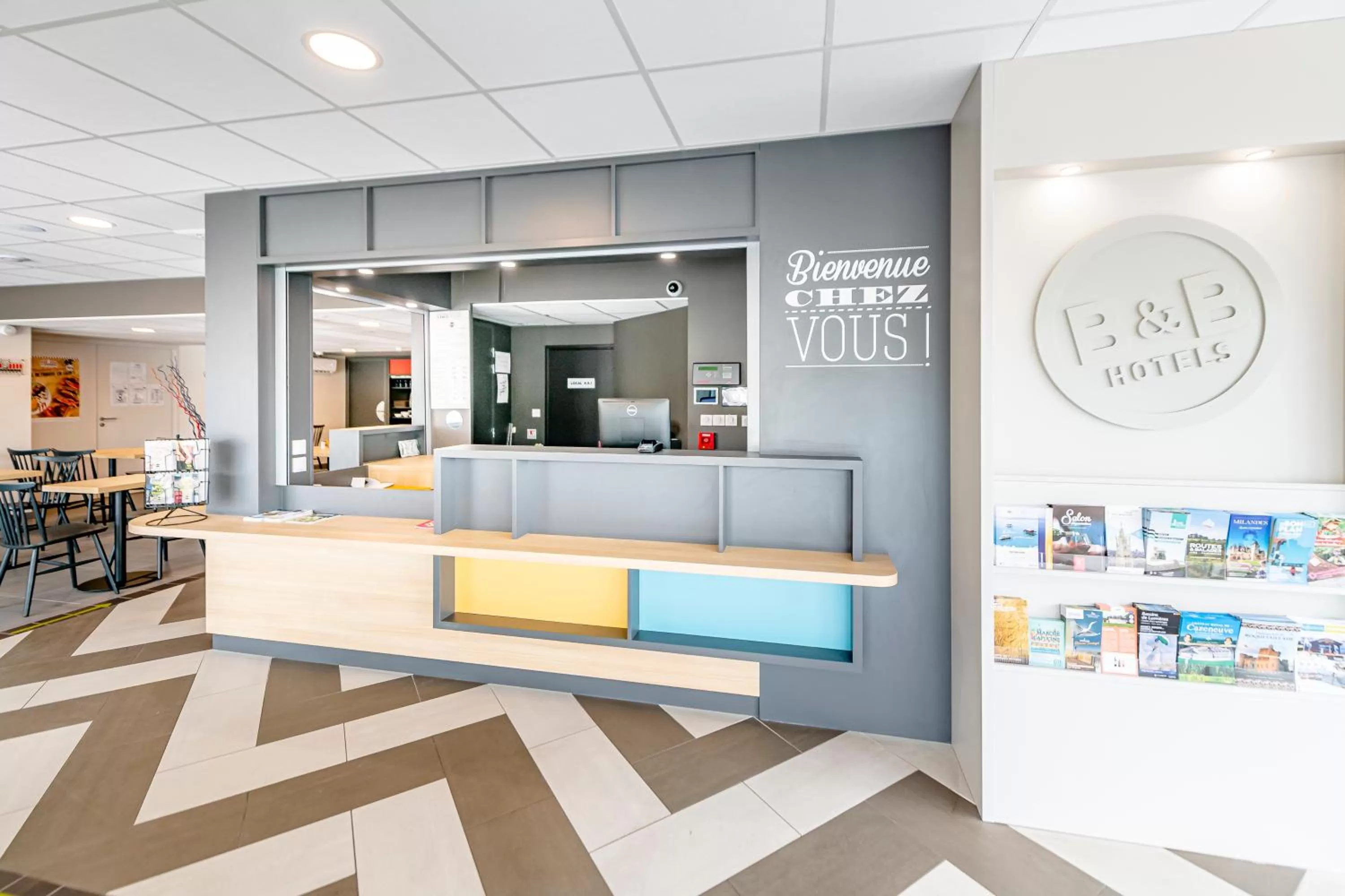 Lobby or reception in B&B HOTEL Bordeaux Le Haillan 3 étoiles