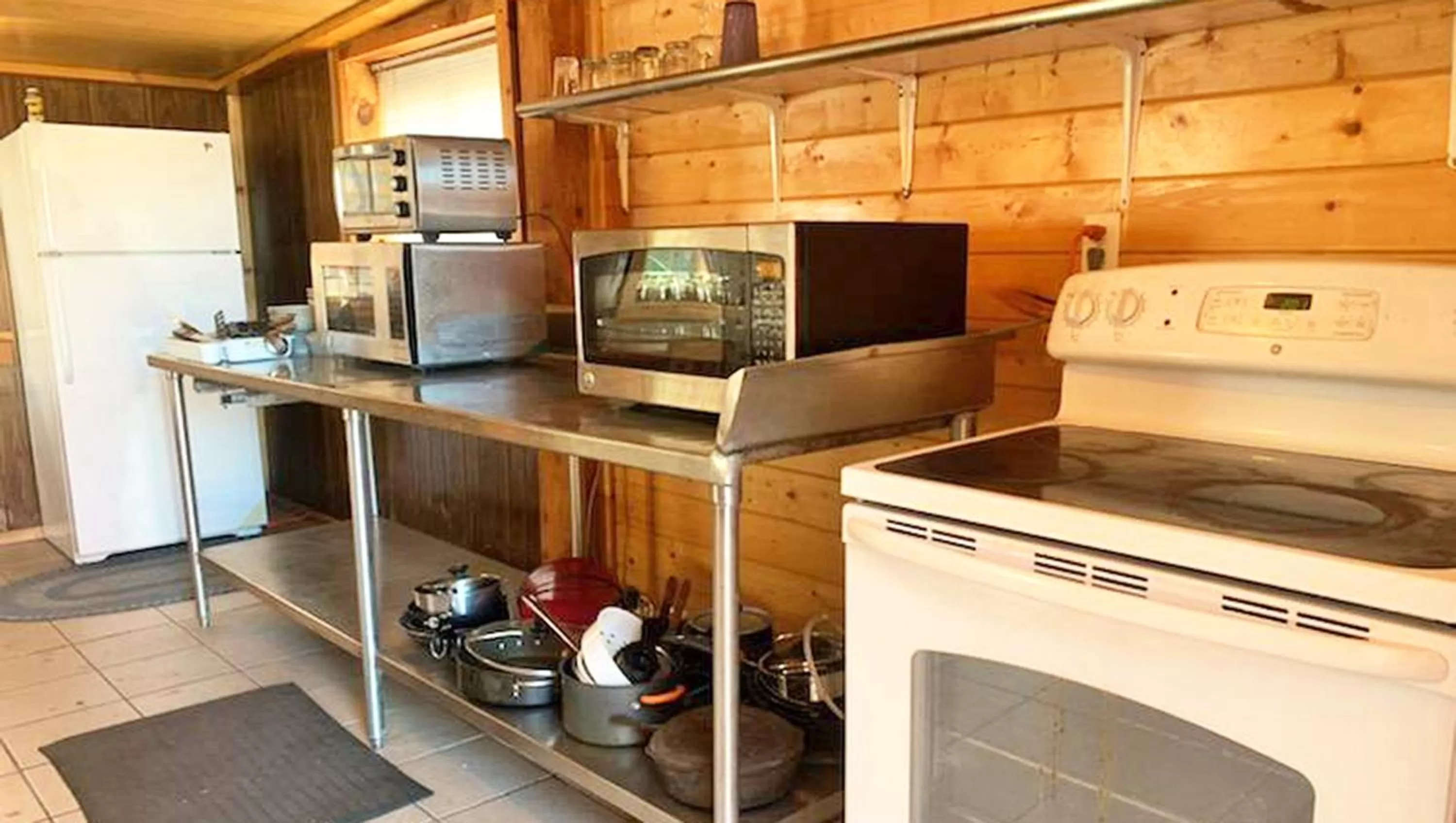 Communal kitchen in Marianna Inn Panguitch