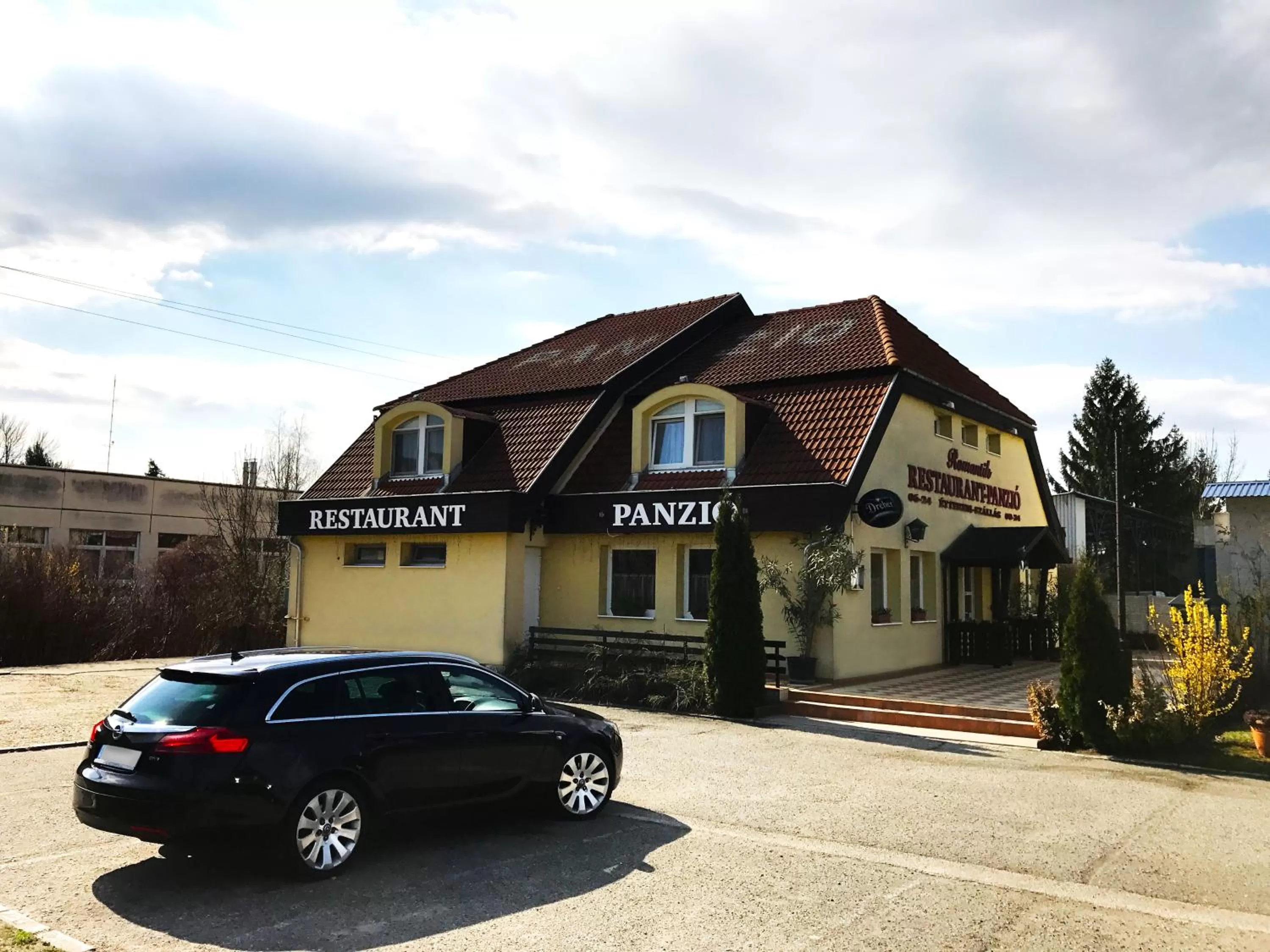 Property building in Romantik Étterem - Panzió