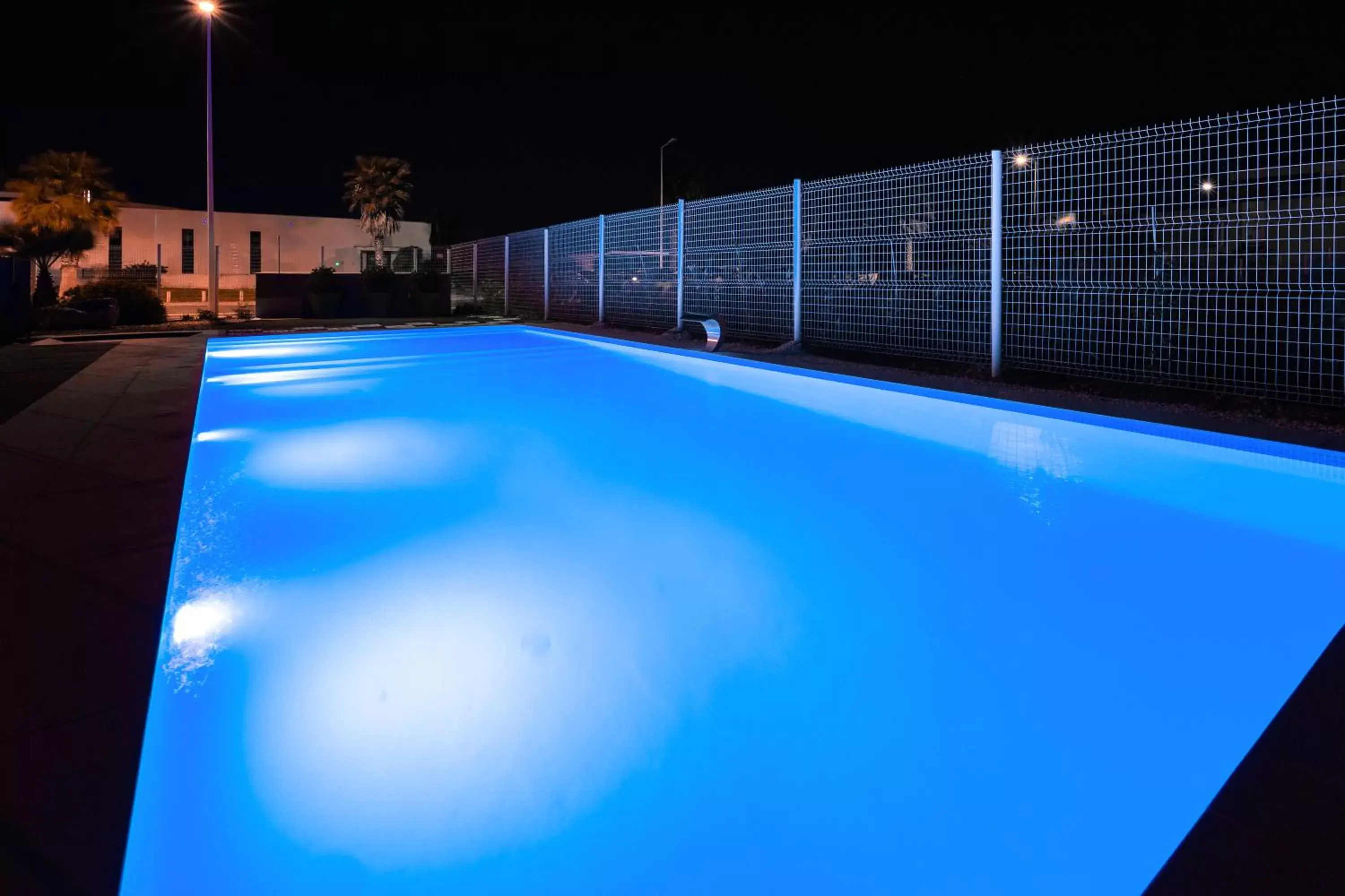 Swimming Pool in The Originals City, Hôtel Les Dômes, Perpignan Sud Saleilles