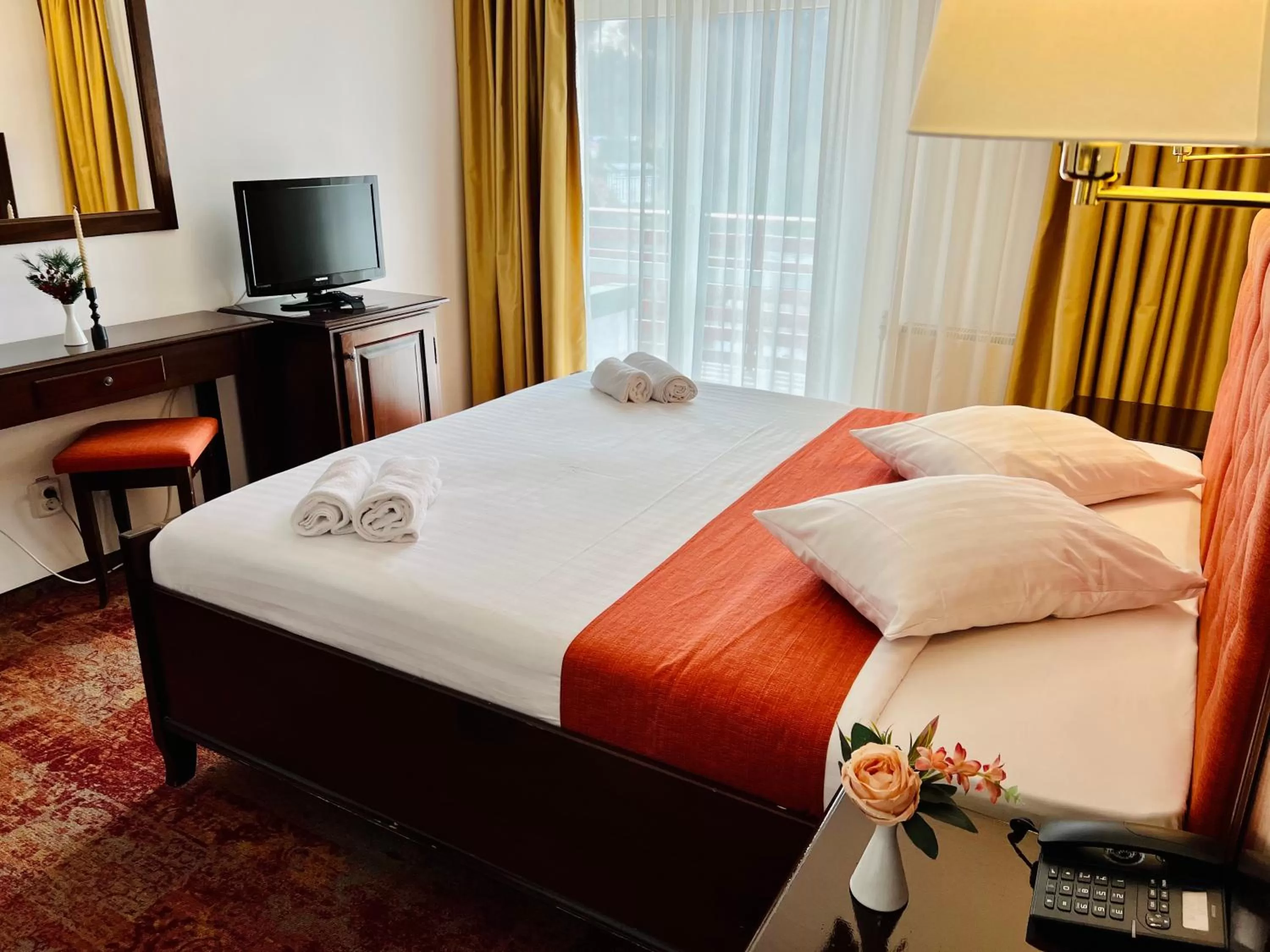 Bedroom, Bed in Hotel Piatra Mare