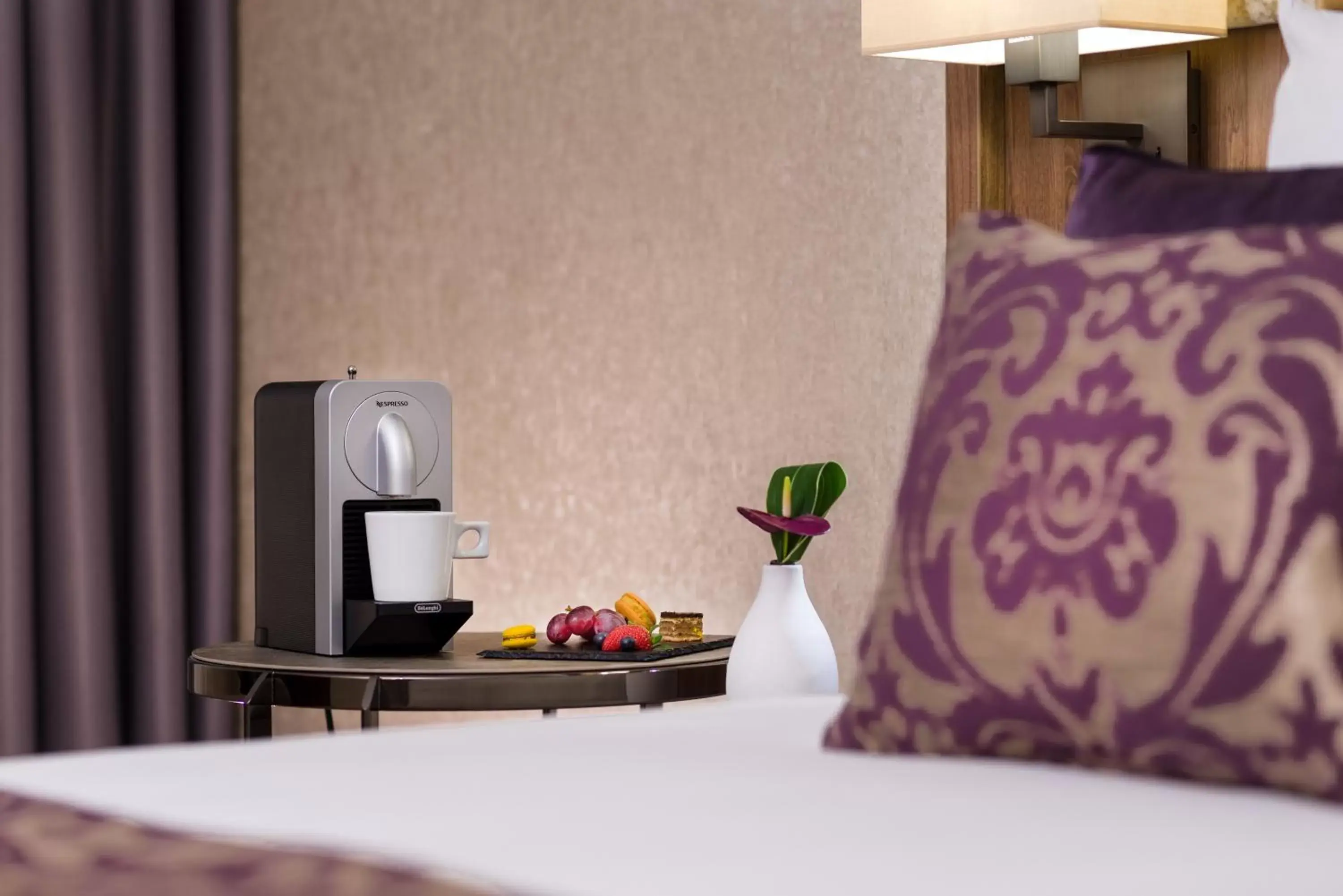 Coffee/tea facilities, Bed in Mercure Budapest Korona