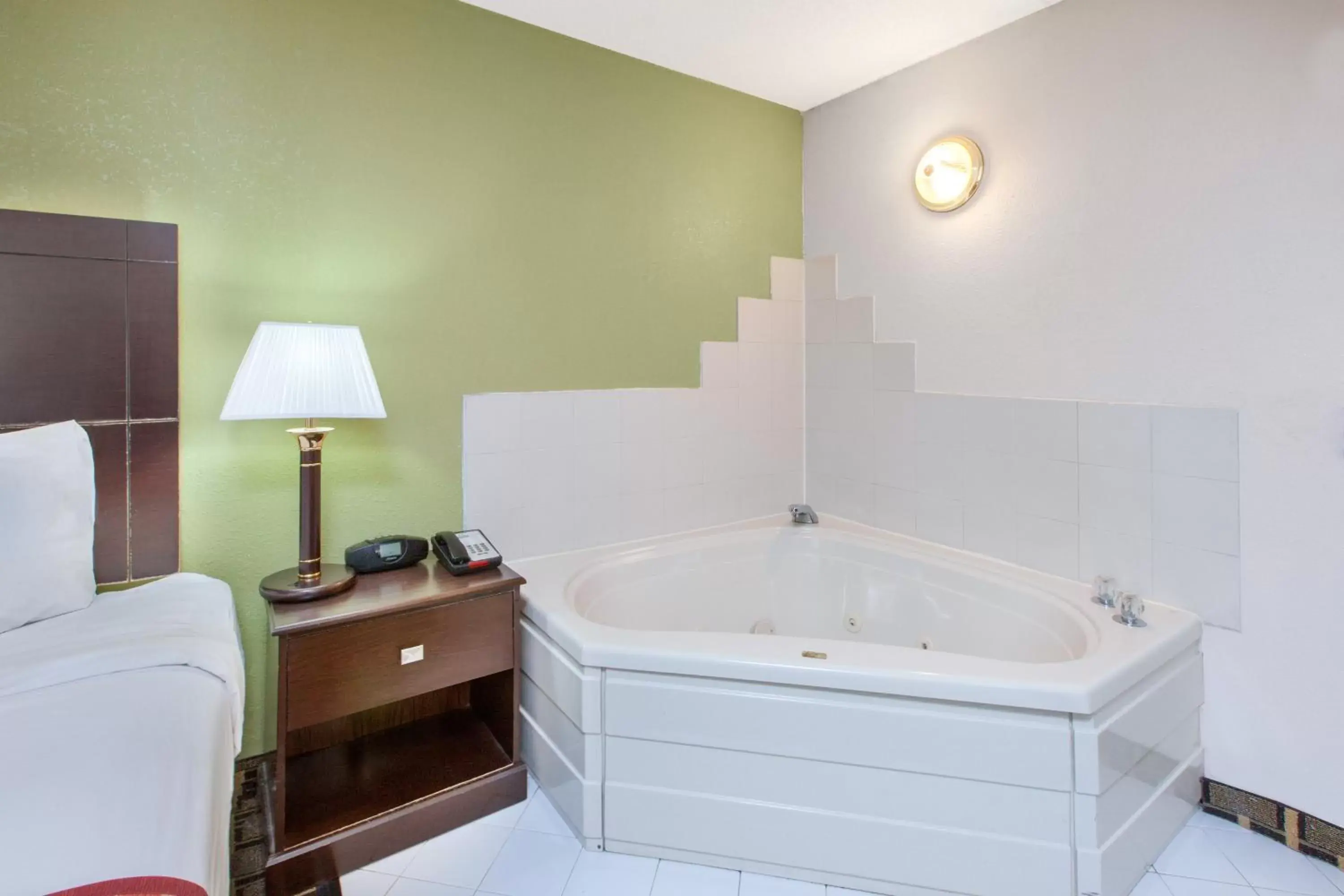 Hot Tub, Bathroom in Days Inn & Suites by Wyndham Madison Heights MI