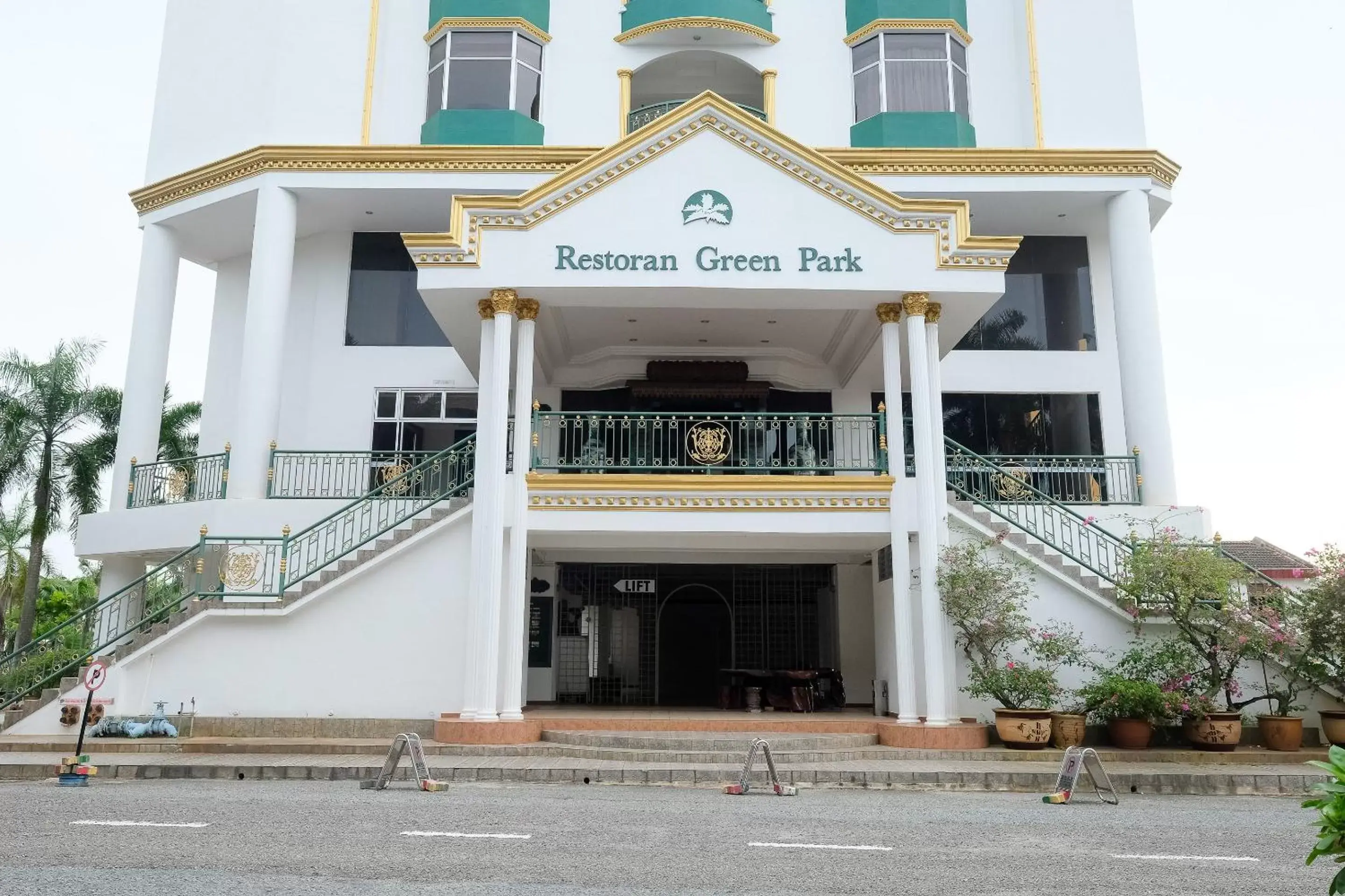 Facade/Entrance in Super OYO 1236 Hotel Green Park