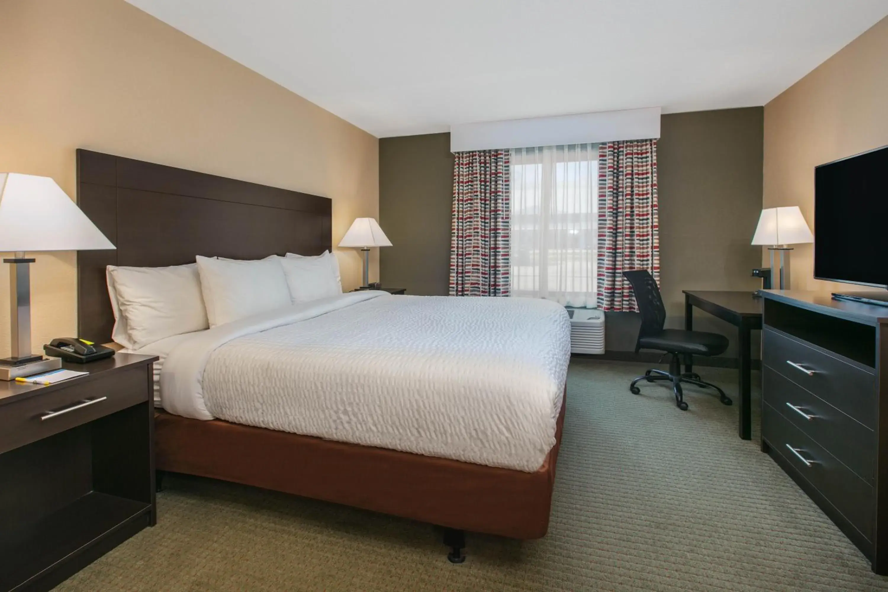 Bed in Days Inn & Suites by Wyndham Florence/Jackson Area