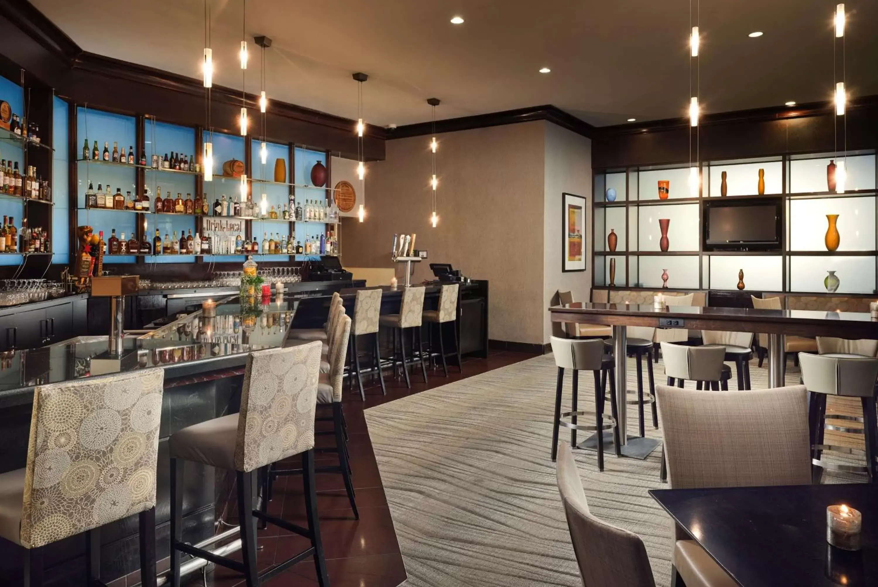 Lounge or bar in Hilton Rosemont Chicago O'Hare Lounge or bar in Hilton Rosemont Chicago O'Hare