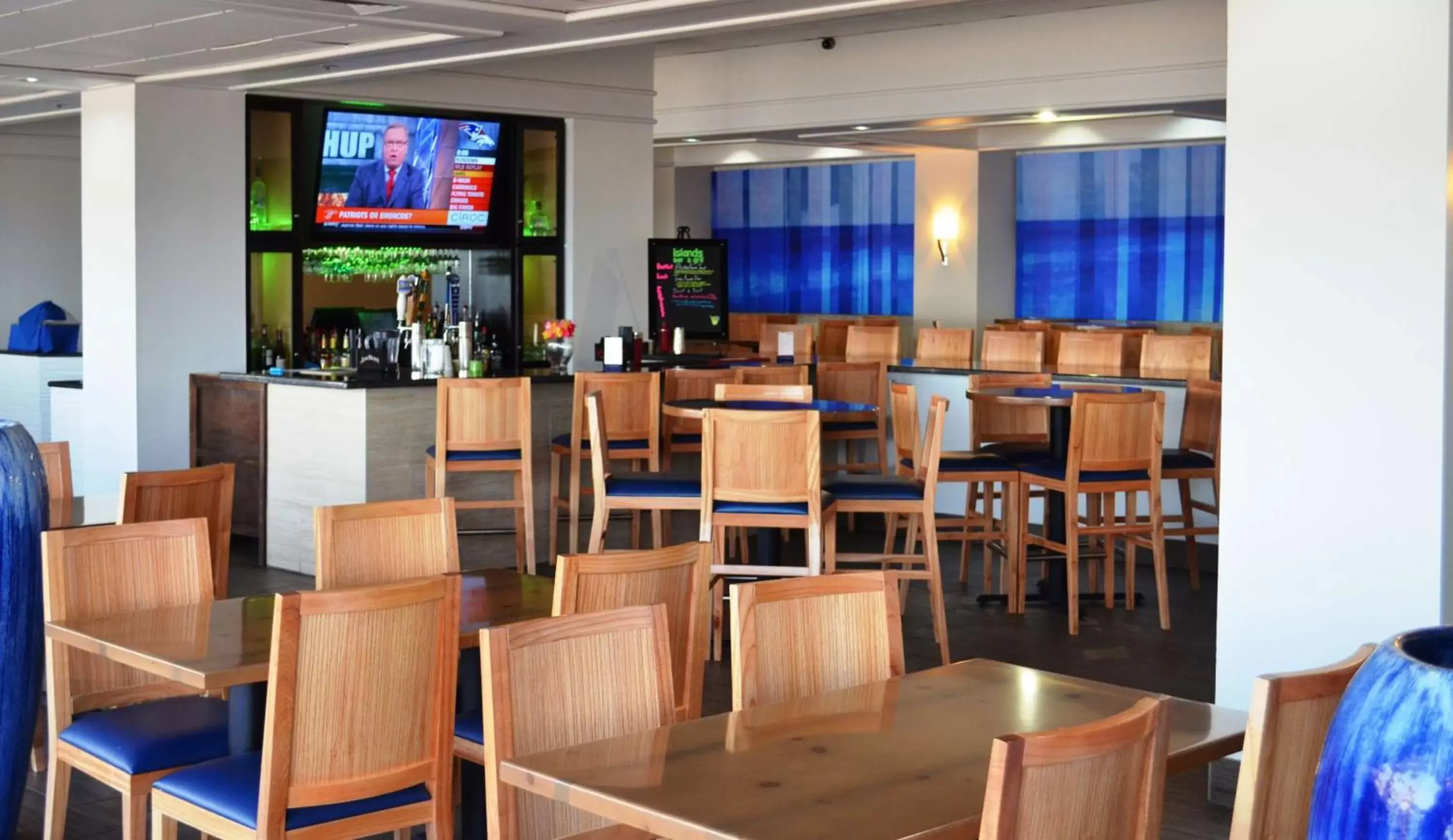 Lounge or bar, Lounge/Bar in DoubleTree by Hilton Corpus Christi Beachfront