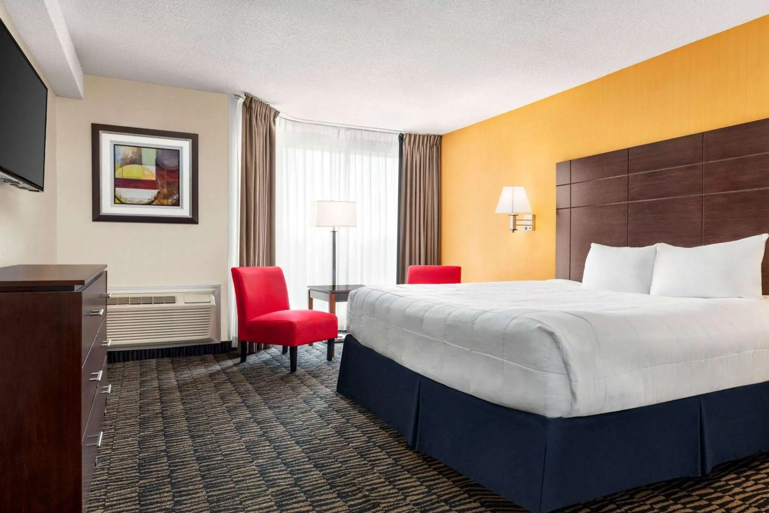 Photo of the whole room, Bed in Ramada Plaza by Wyndham Niagara Falls