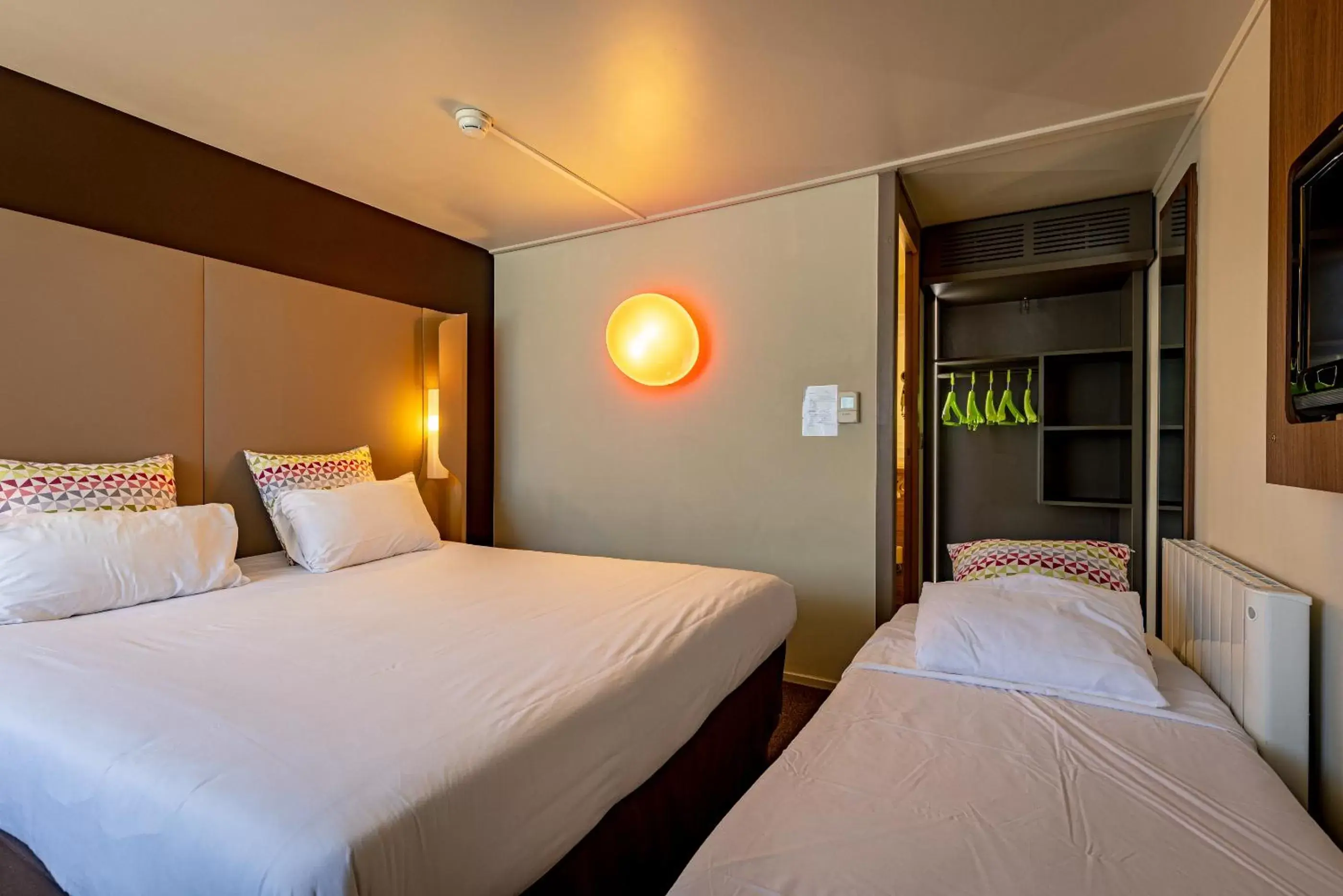 Property building, Bed in Campanile Dijon Nord - Toison D'or Property building, Bed in Campanile Dijon Nord - Toison D'or