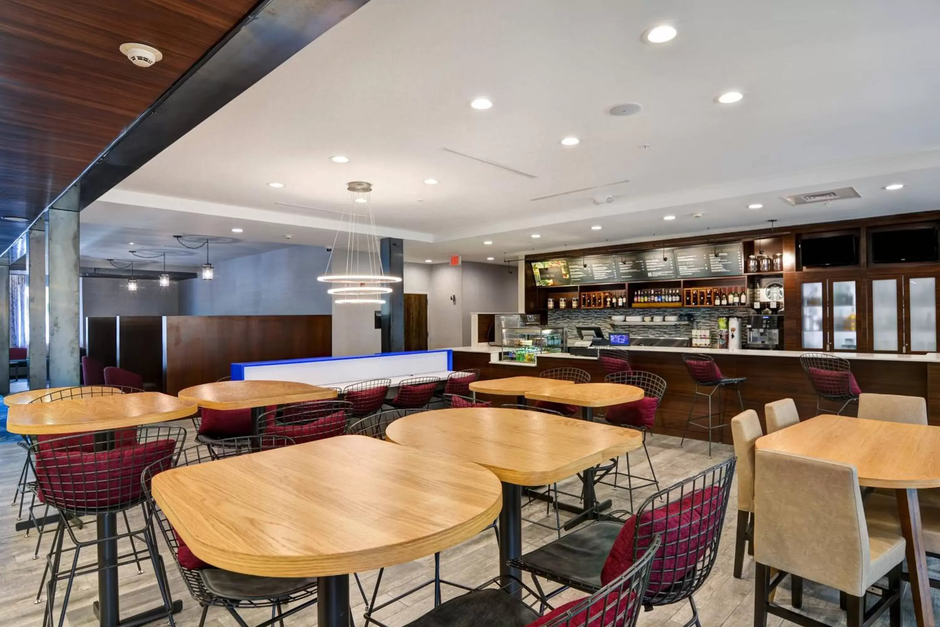 Lounge or bar, Lounge/Bar in Courtyard by Marriott Long Island Islip/Courthouse Complex