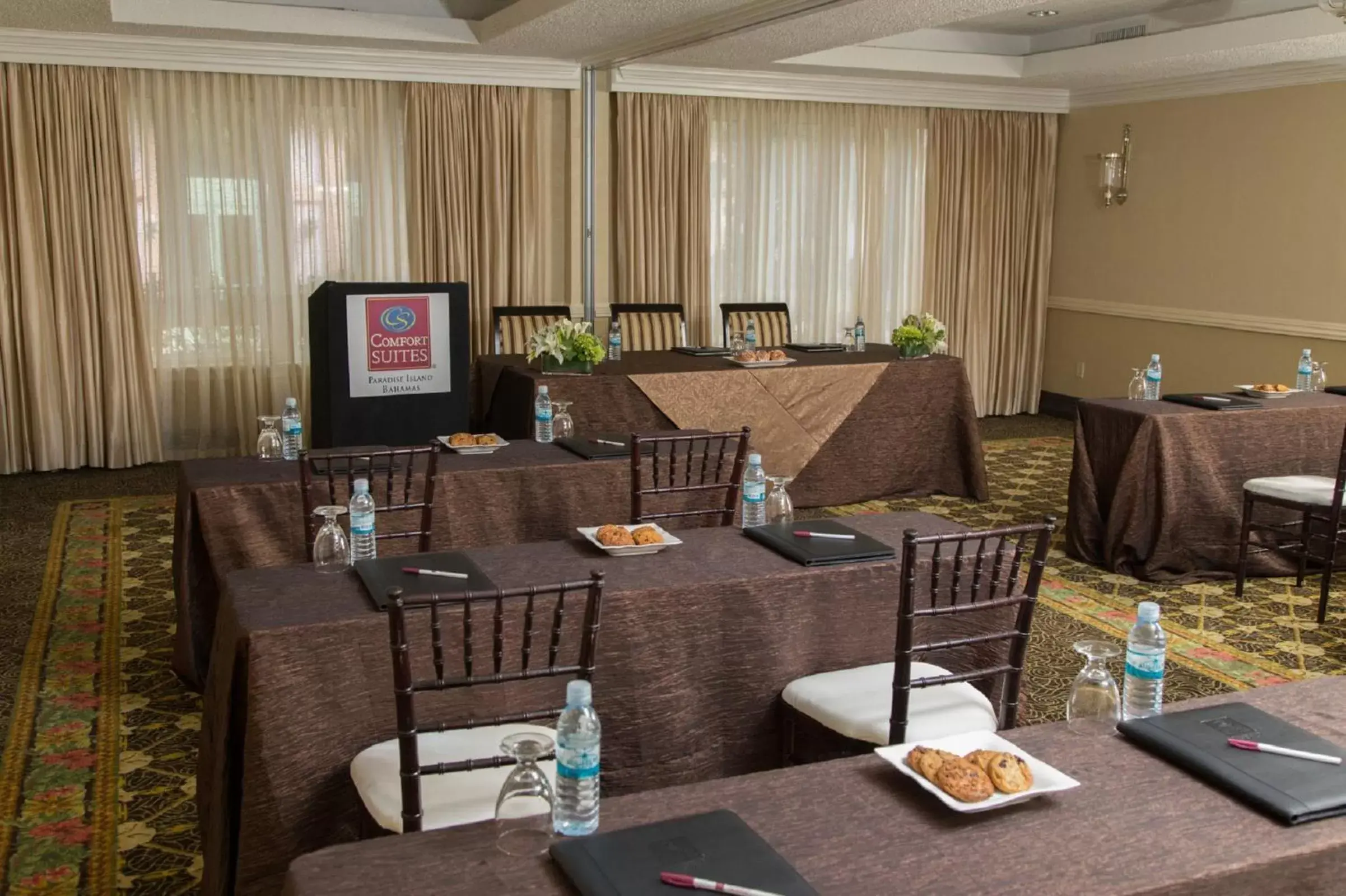 Meeting/conference room, Restaurant/Places to Eat in Comfort Suites Paradise Island