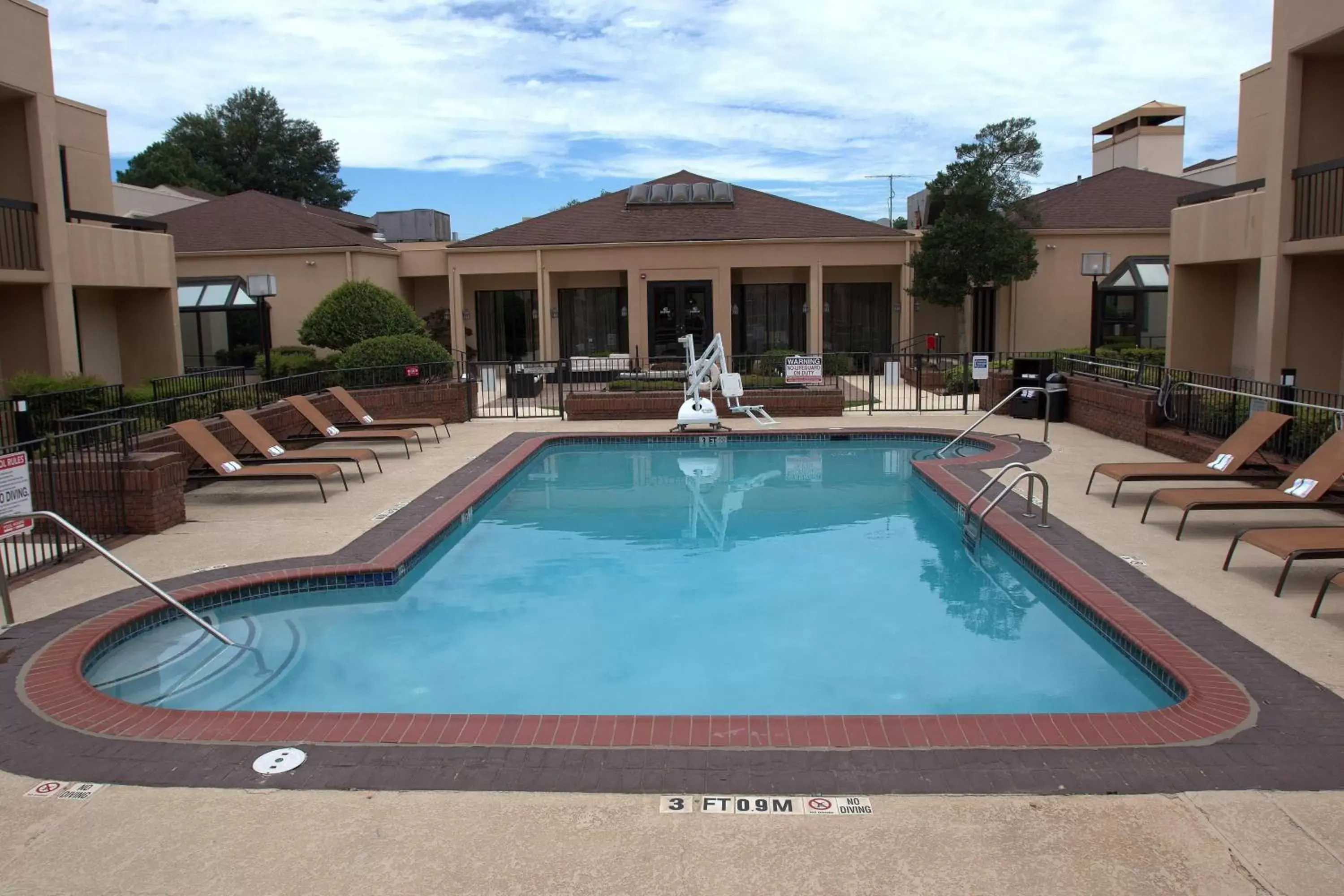 Swimming Pool in Courtyard Atlanta Northlake