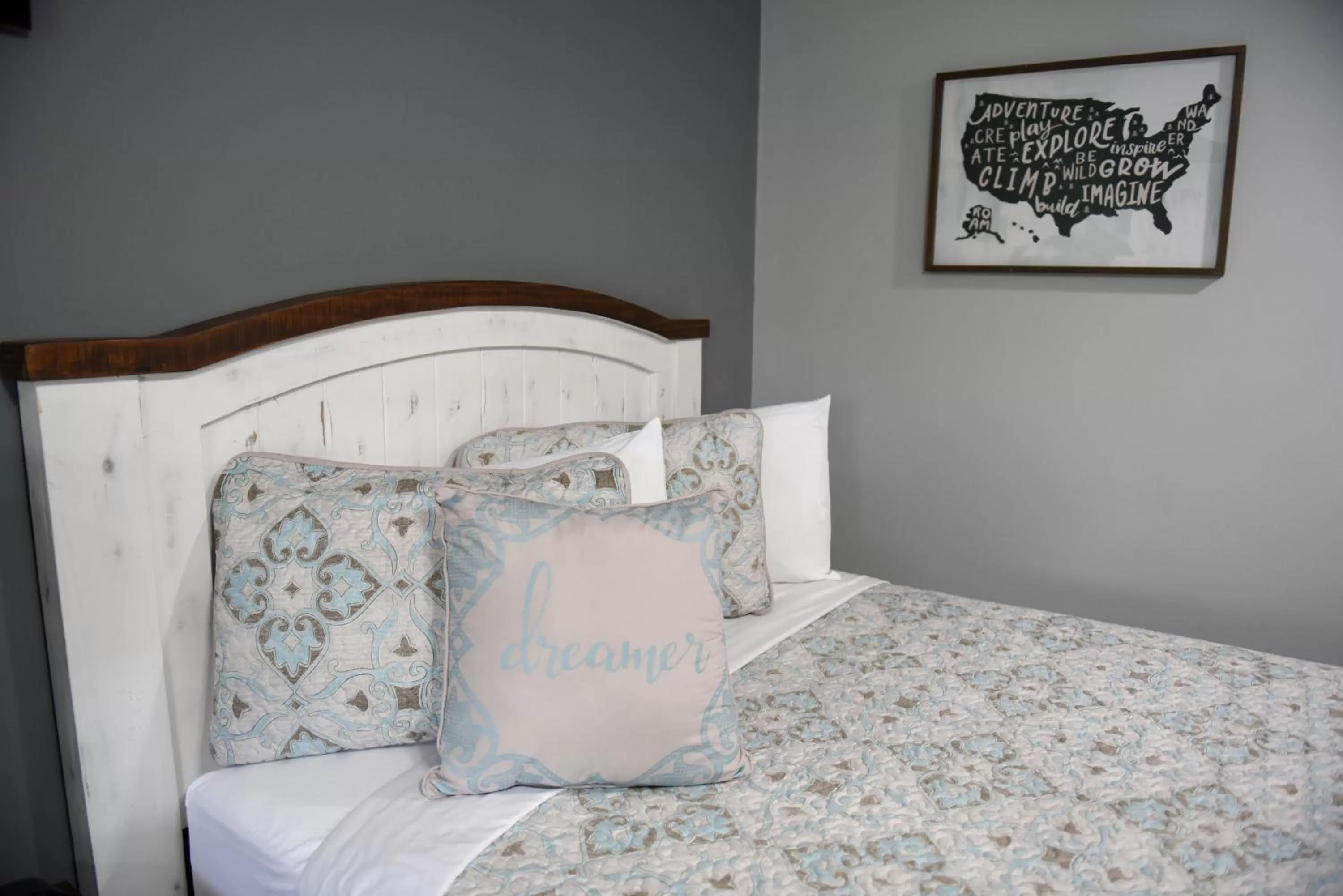 Bedroom, Bed in Heidi Motel - Helen