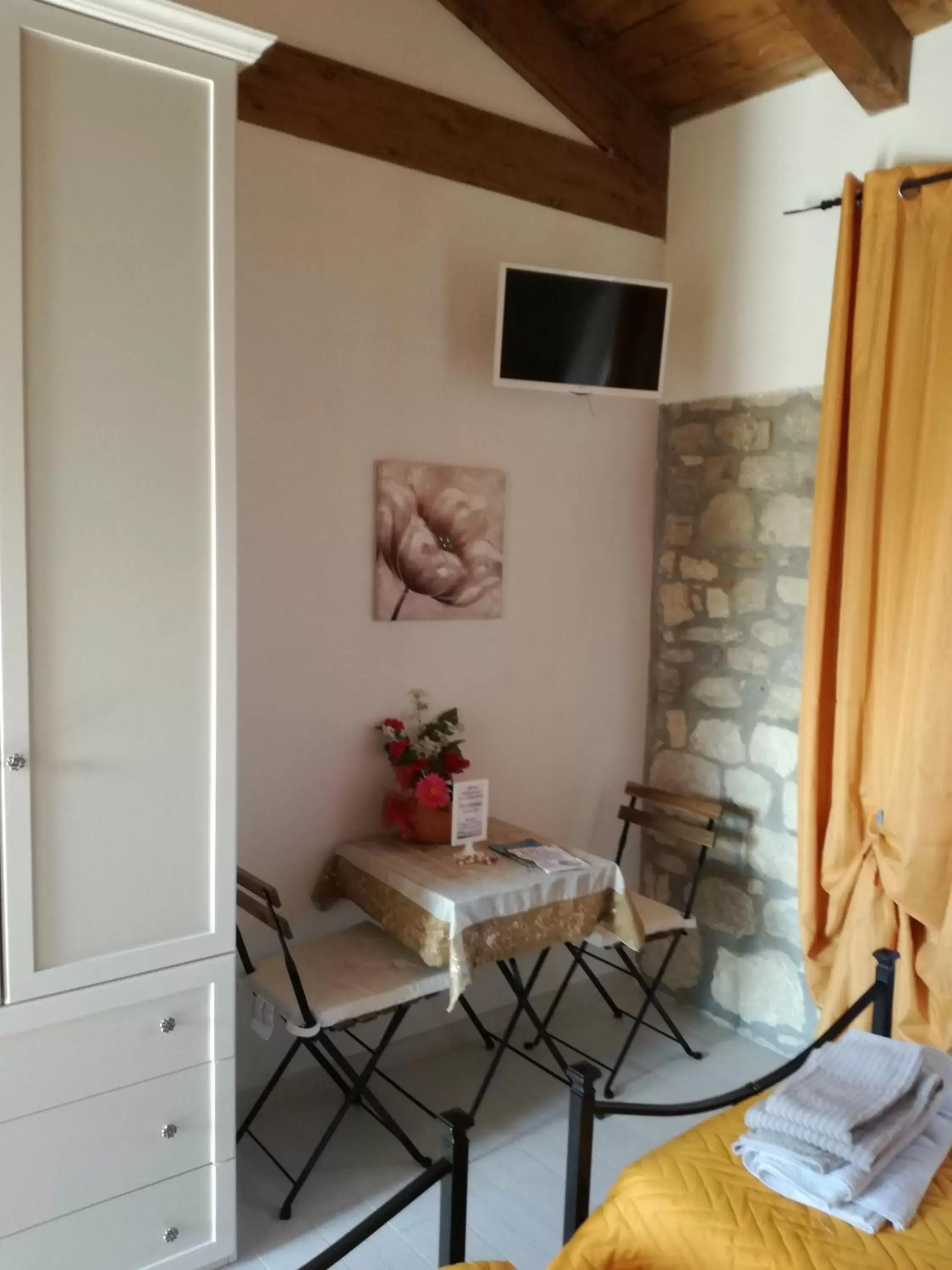 TV and multimedia, TV/Entertainment Center in B&B Pozzo Innamorato