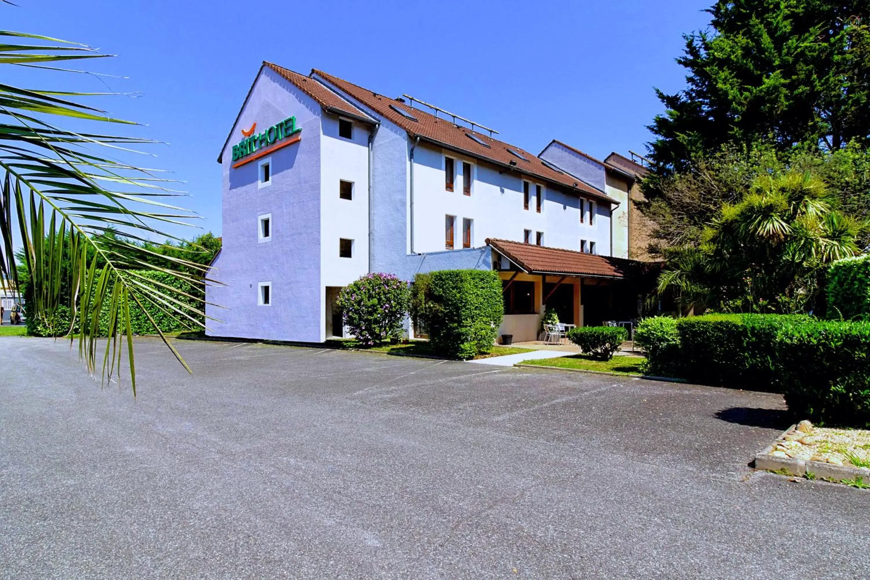 Facade/entrance, Property Building in Brit Hotel Confort Pau Lons