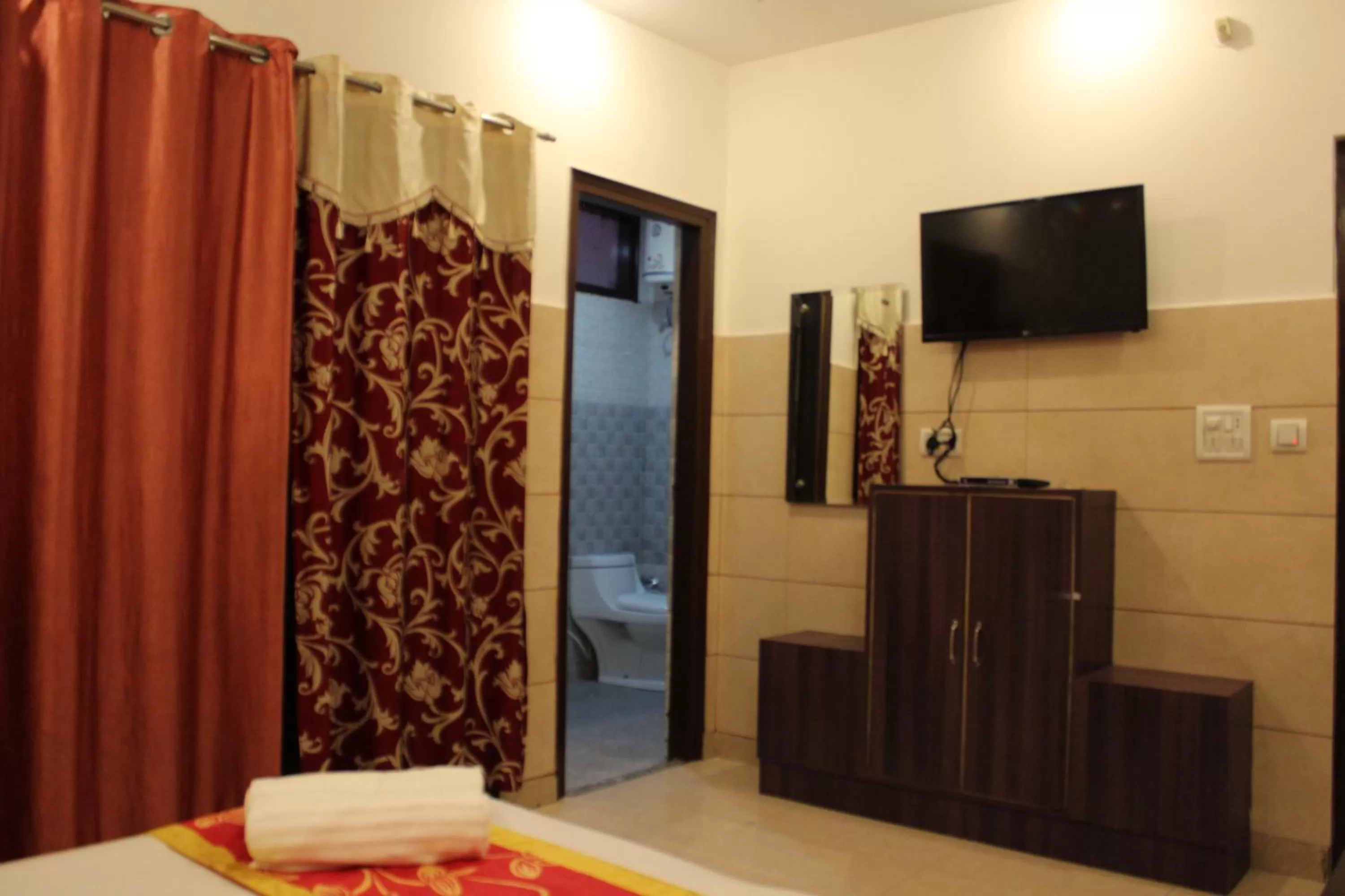 TV and multimedia, TV/Entertainment Center in Trimrooms JMC Katra