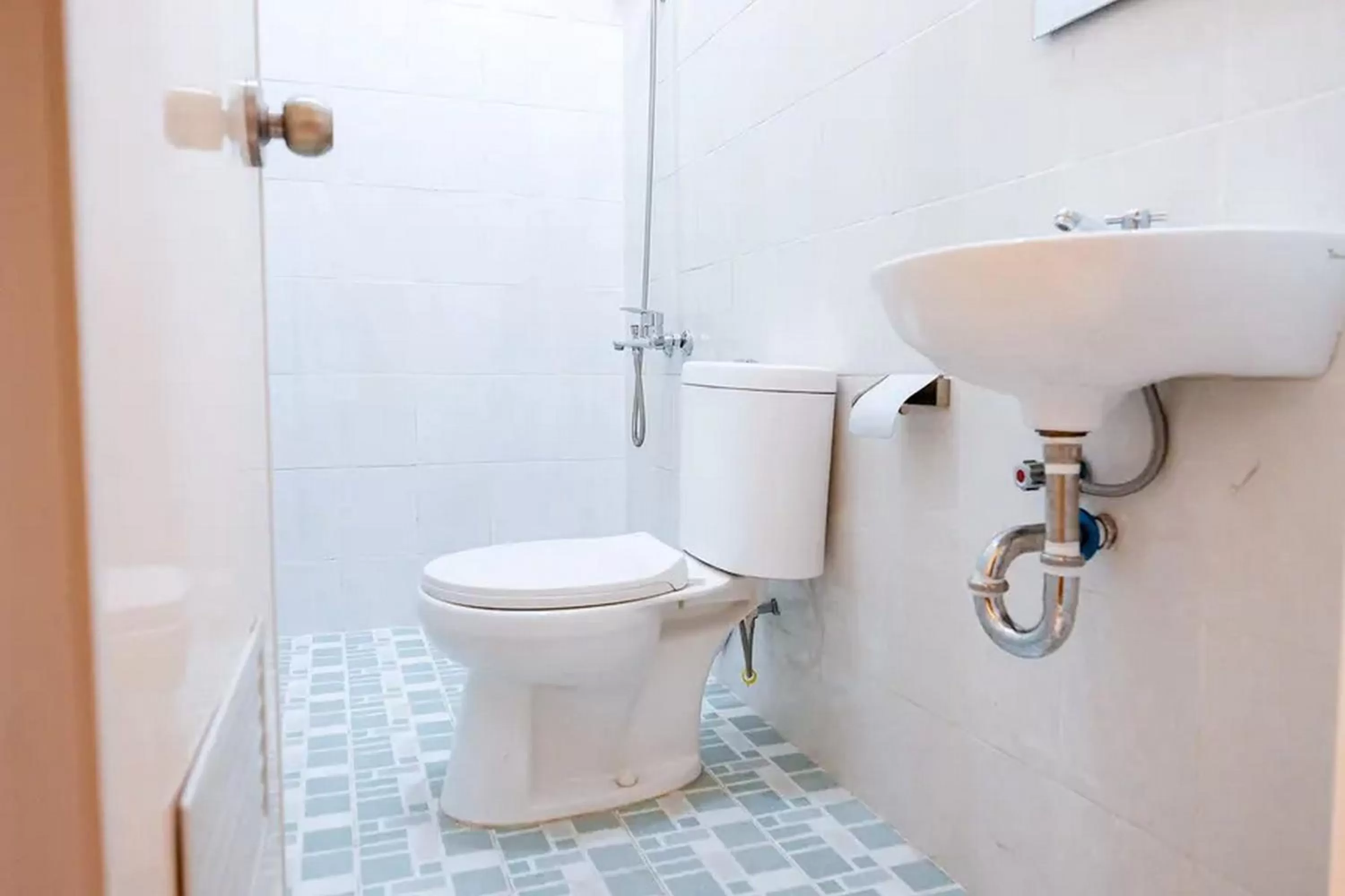 Shower, Bathroom in RedDoorz Plus near Plaza Blok M