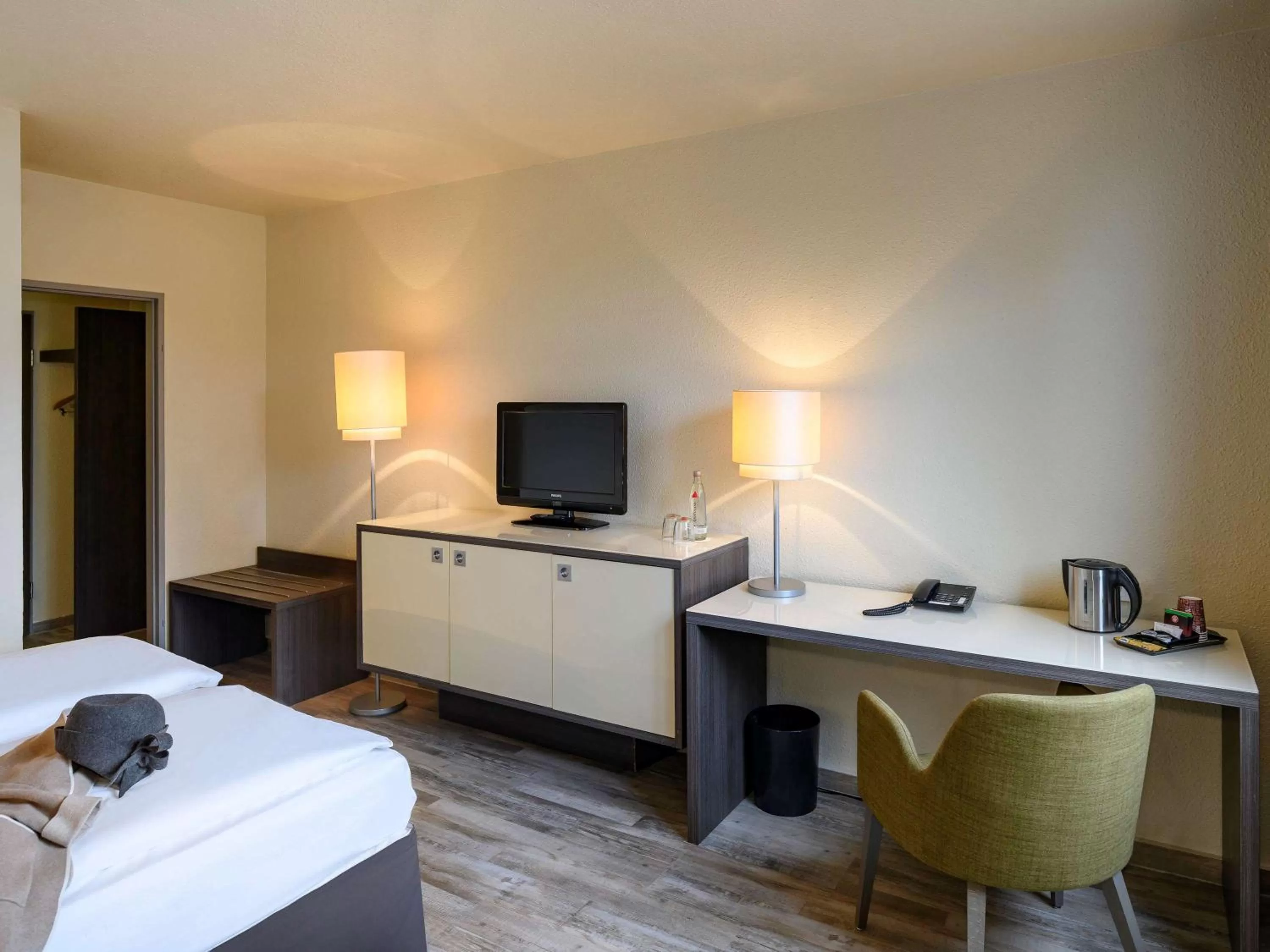 Photo of the whole room, Bed in Mercure Hotel Köln West