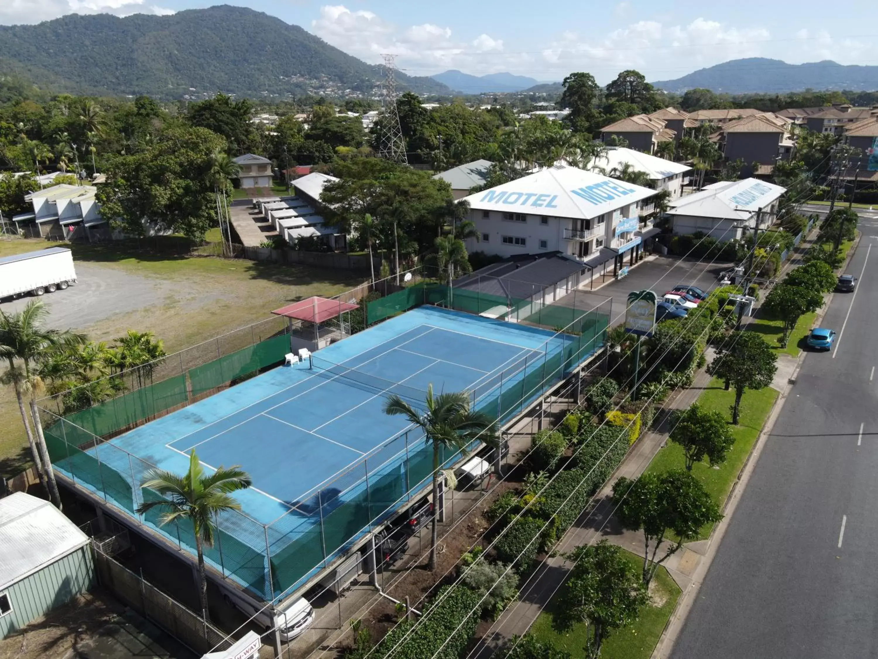 Tennis court, Pool View in Cairns Reef Apartments & Motel