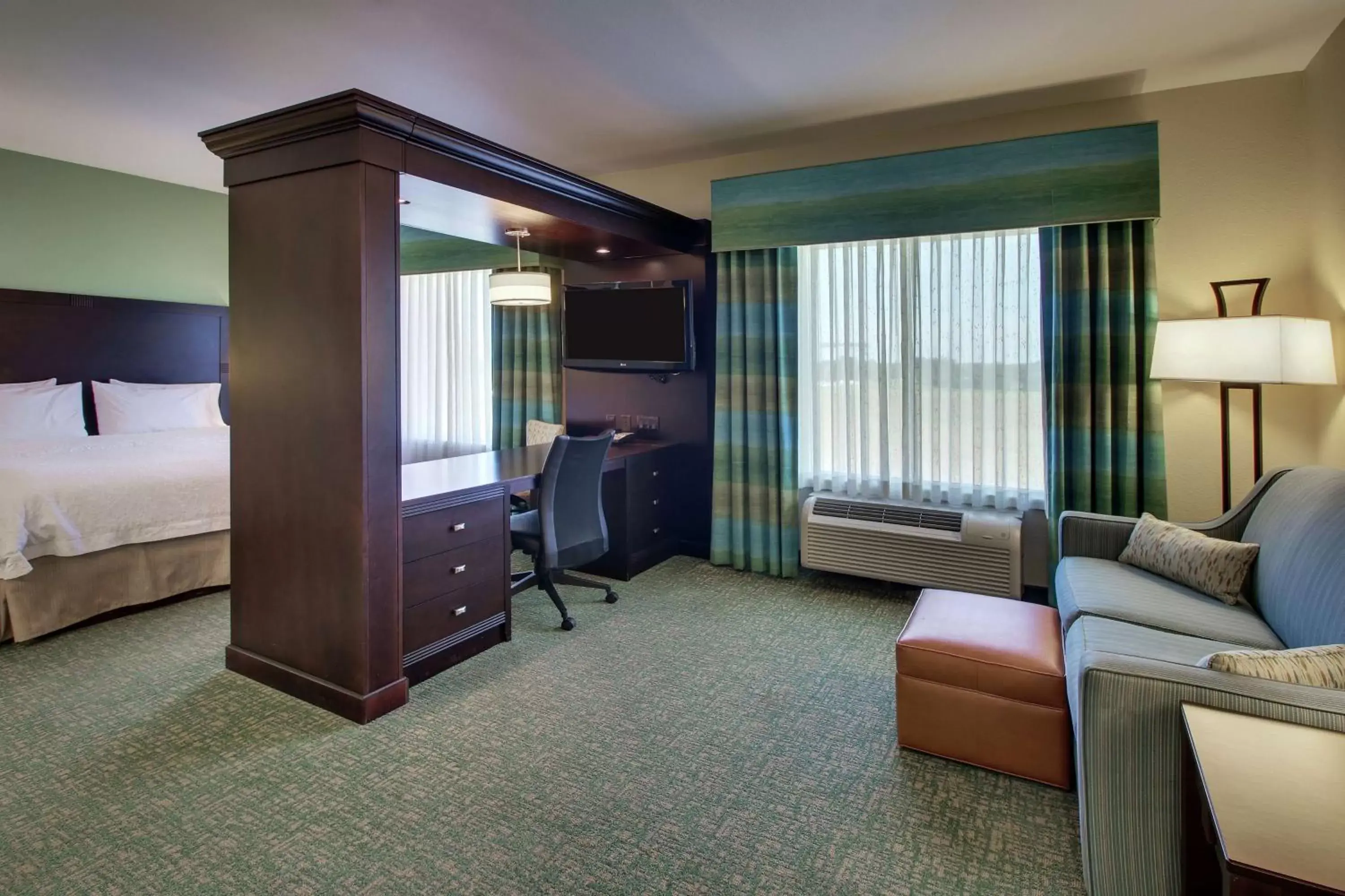 Bedroom, TV/Entertainment Center in Hampton Inn Vernon