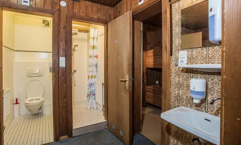 Zimmer 4 - Two Bed Room with Shared Bathroom in Hocheckhuette On Top of the Kitzbuehel Hahnenkamm Mountain Zimmer 4 - Two Bed Room with Shared Bathroom in Hocheckhuette On Top of the Kitzbuehel Hahnenkamm Mountain