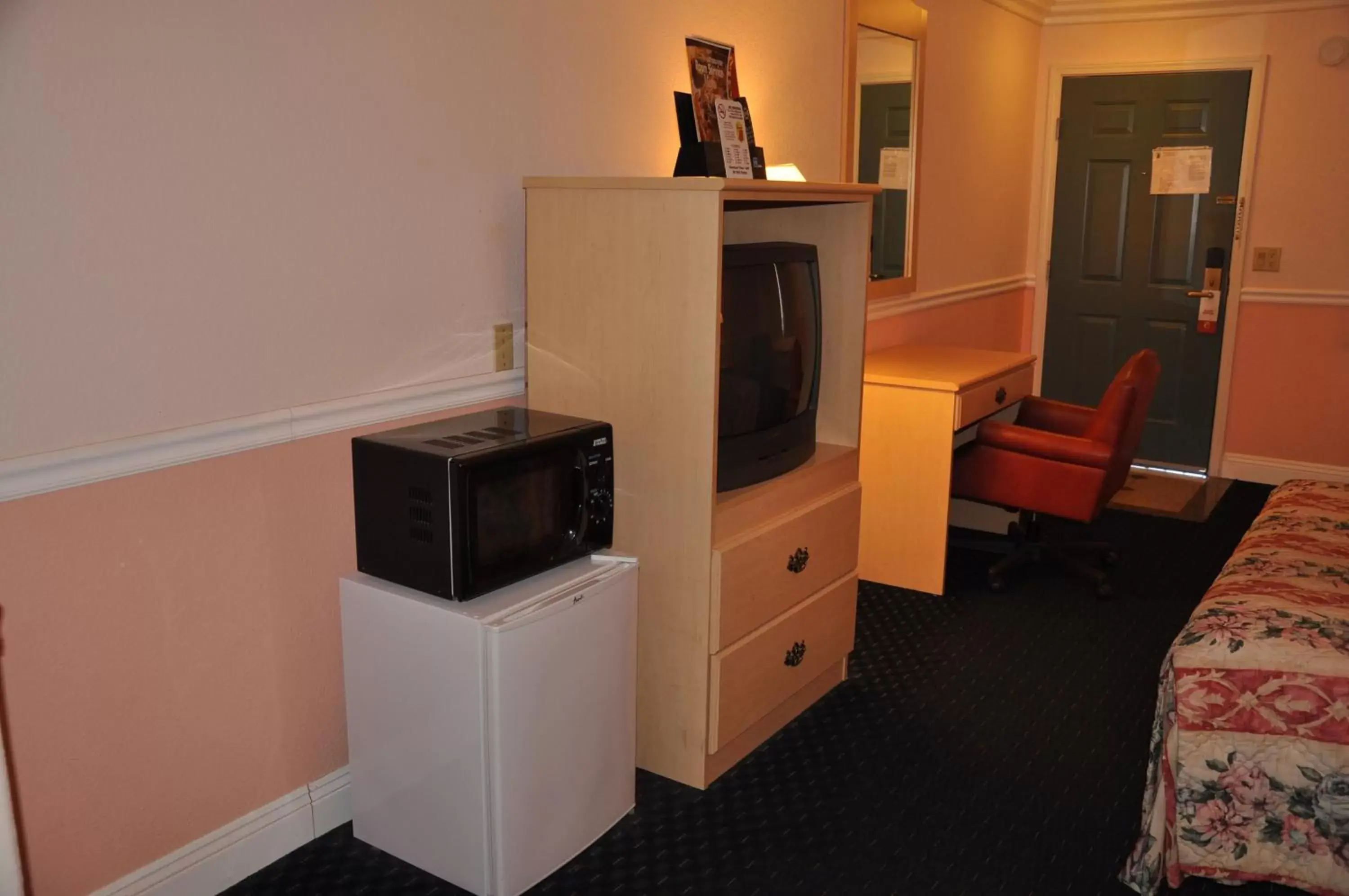 TV and multimedia, TV/Entertainment Center in Super 8 by Wyndham Hayward Downtown