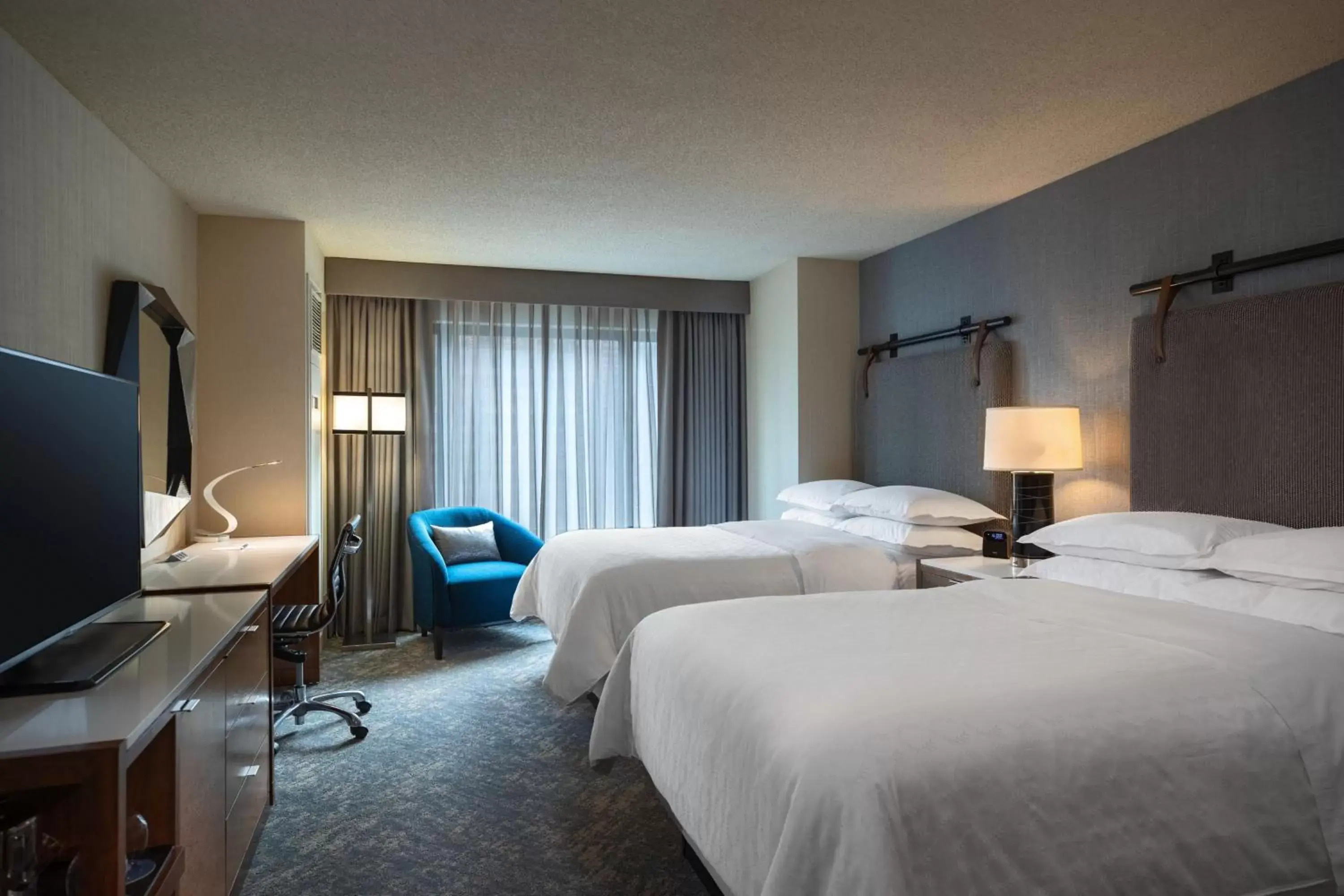 Photo of the whole room, Bed in Sheraton Grand Chicago Riverwalk