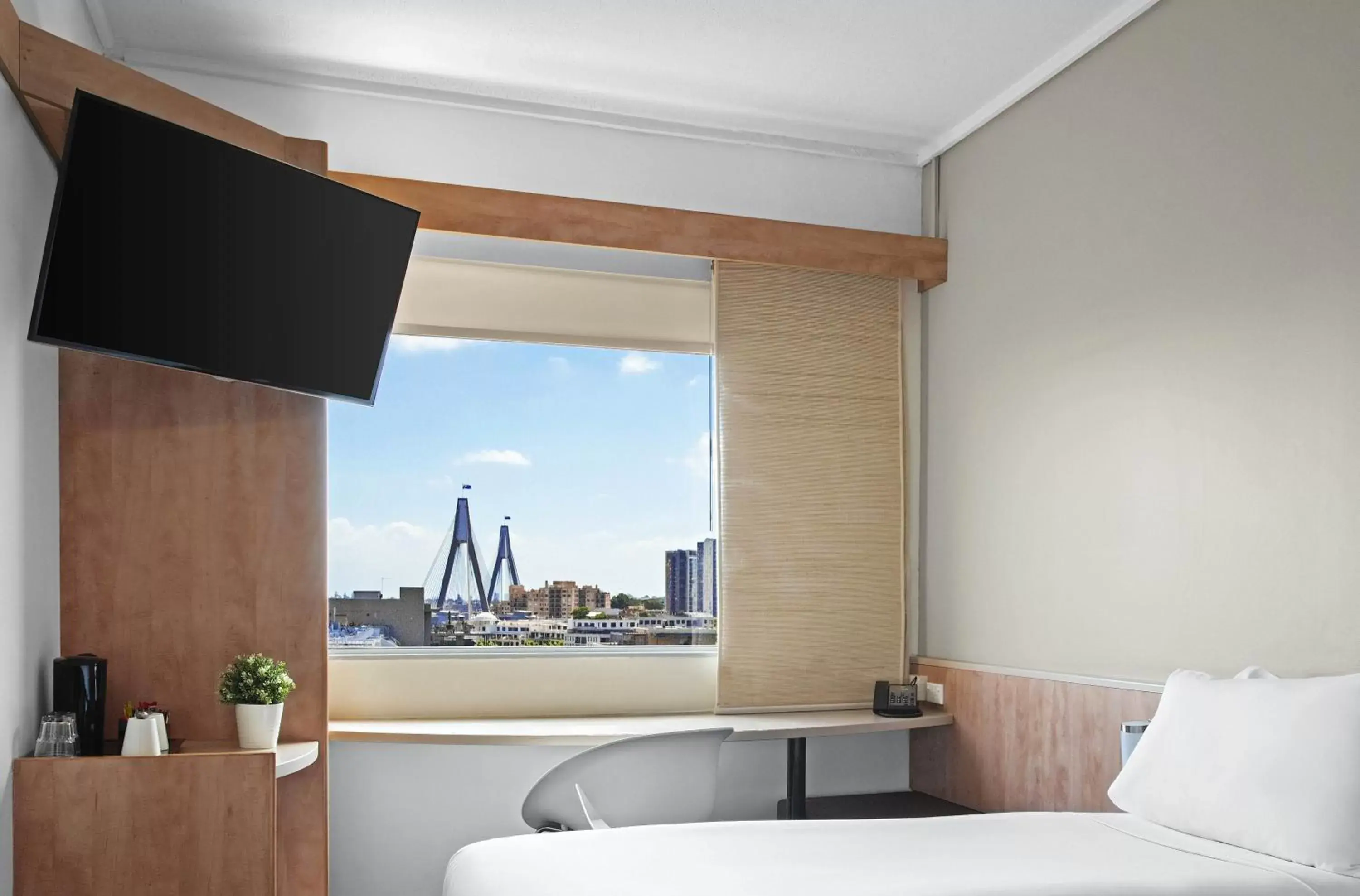 Bedroom in ibis Sydney Darling Harbour