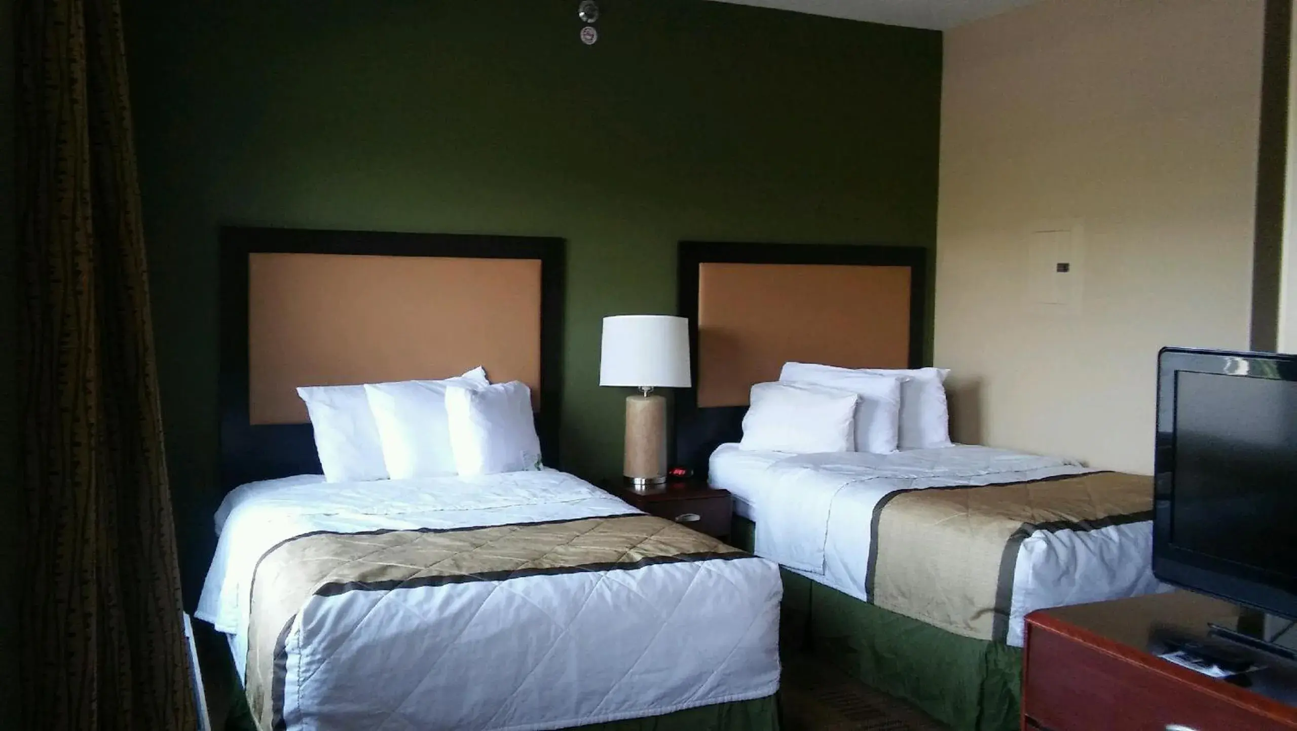 Bed in Extended Stay America Suites - Kansas City - Overland Park - Metcalf Ave