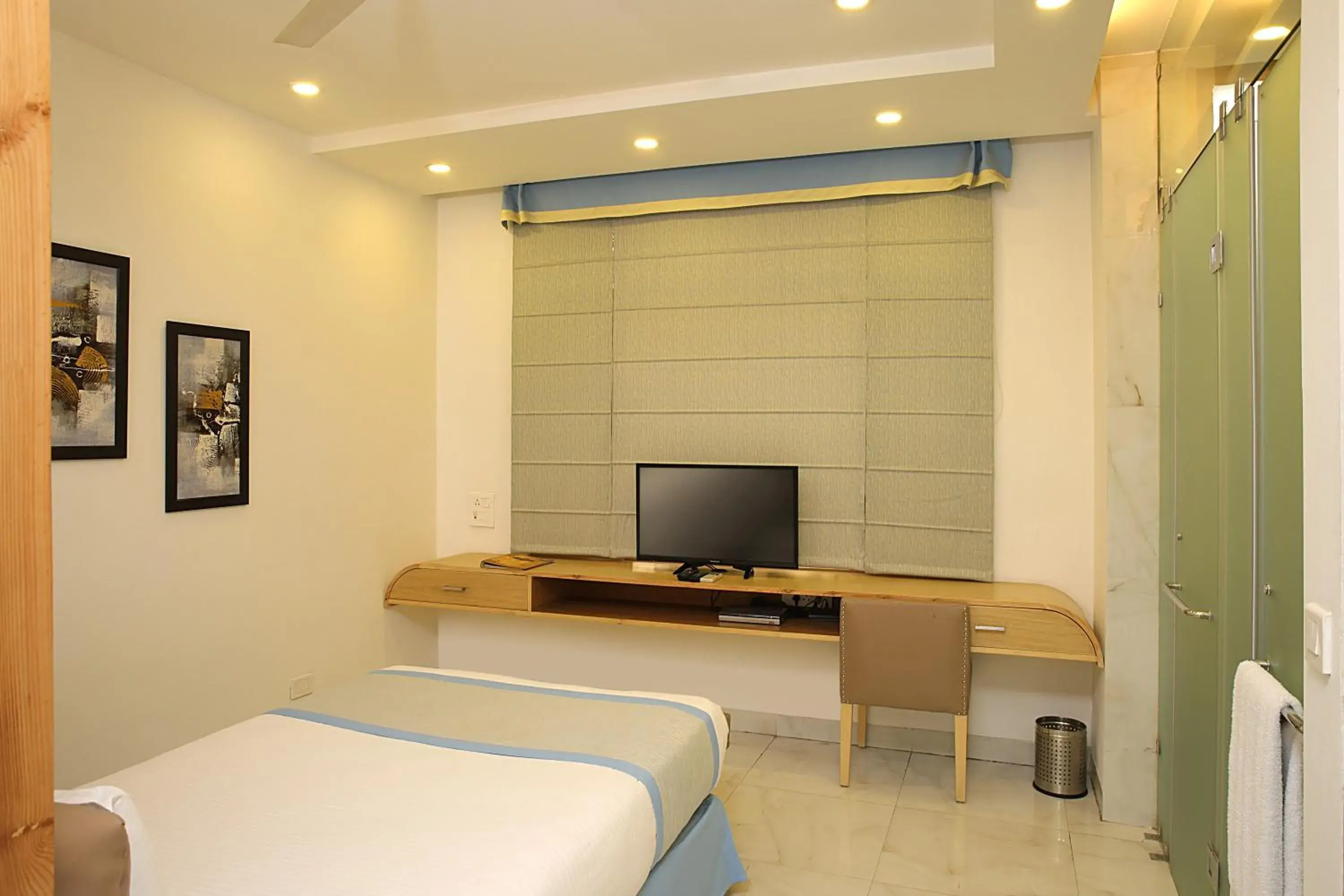 TV and multimedia, TV/Entertainment Center in Ahuja Residency DLF Phase 2