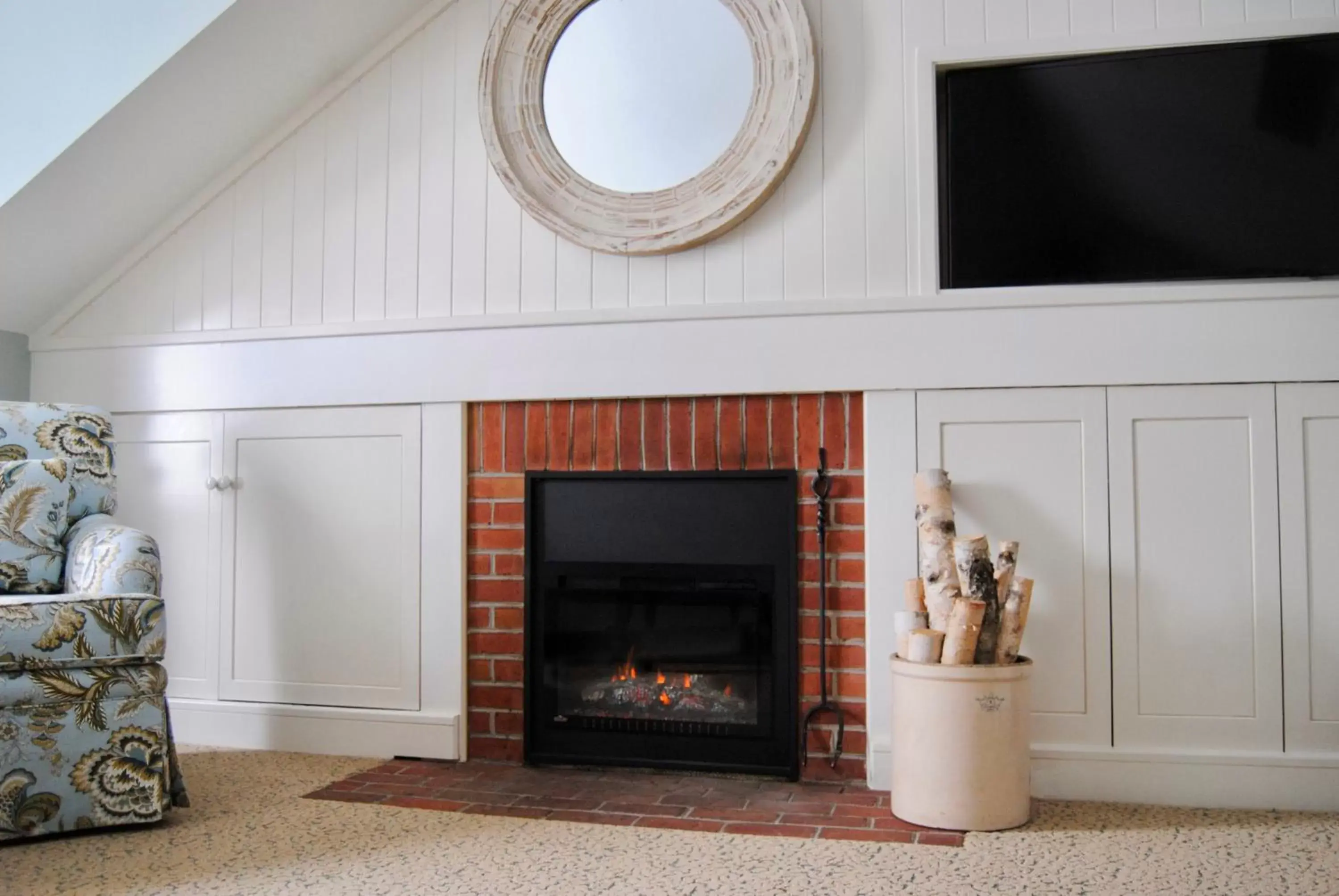 flat iron, TV/Entertainment Center in Woodstock Inn & Resort