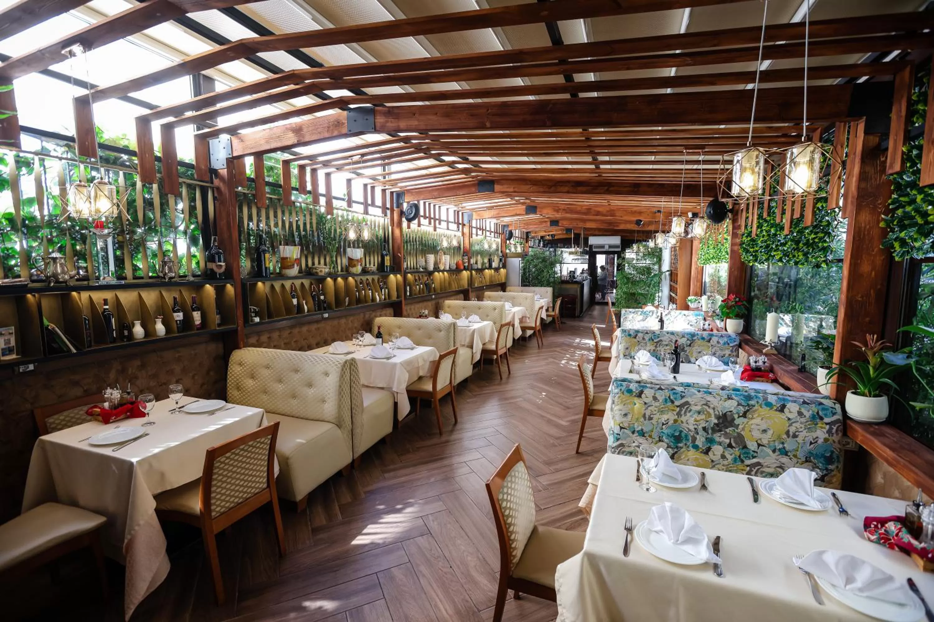 Restaurant/places to eat in Ferdinand Hotel Rooms