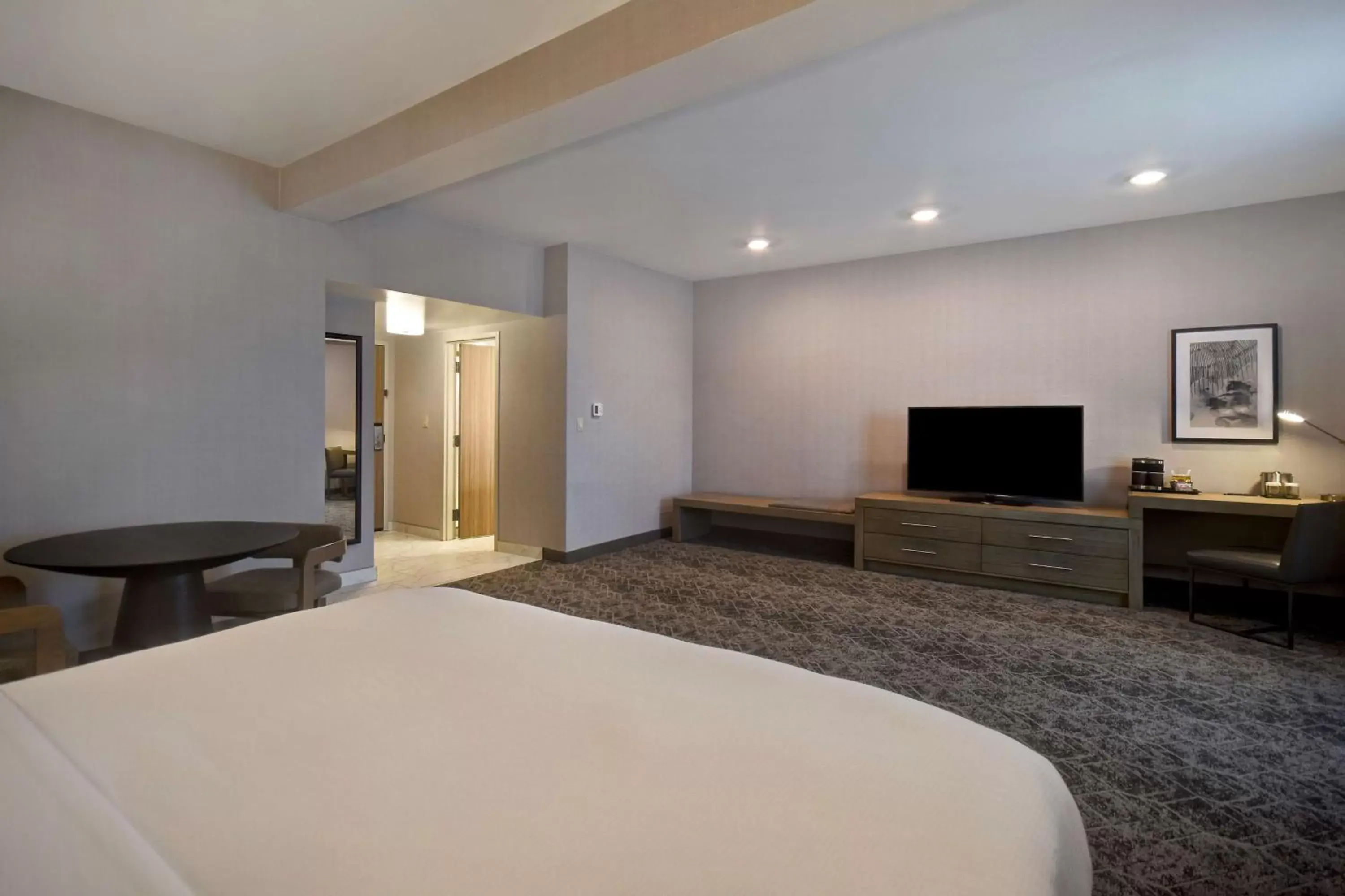Bed, TV/Entertainment Center in DoubleTree by Hilton St. Louis Airport, MO