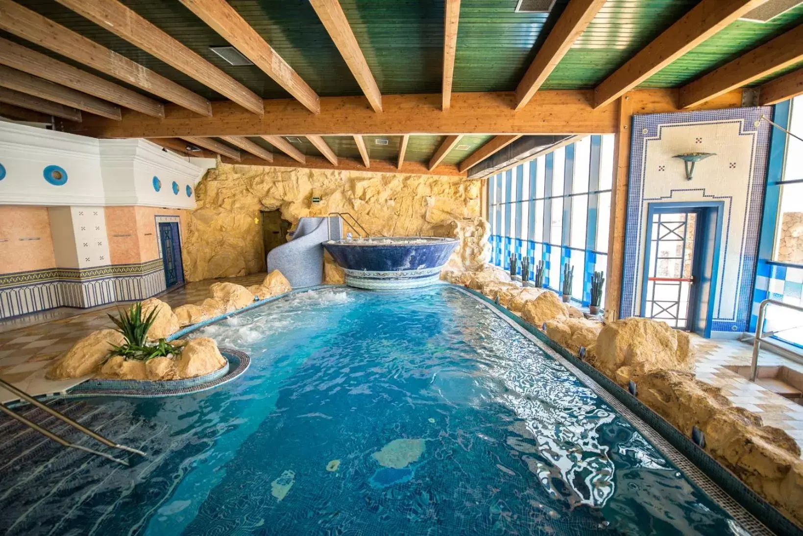 Hot Tub, Swimming Pool in Beatriz Costa & Spa