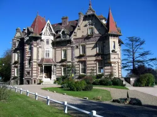 Facade/entrance, Property Building in Château de la Râpée