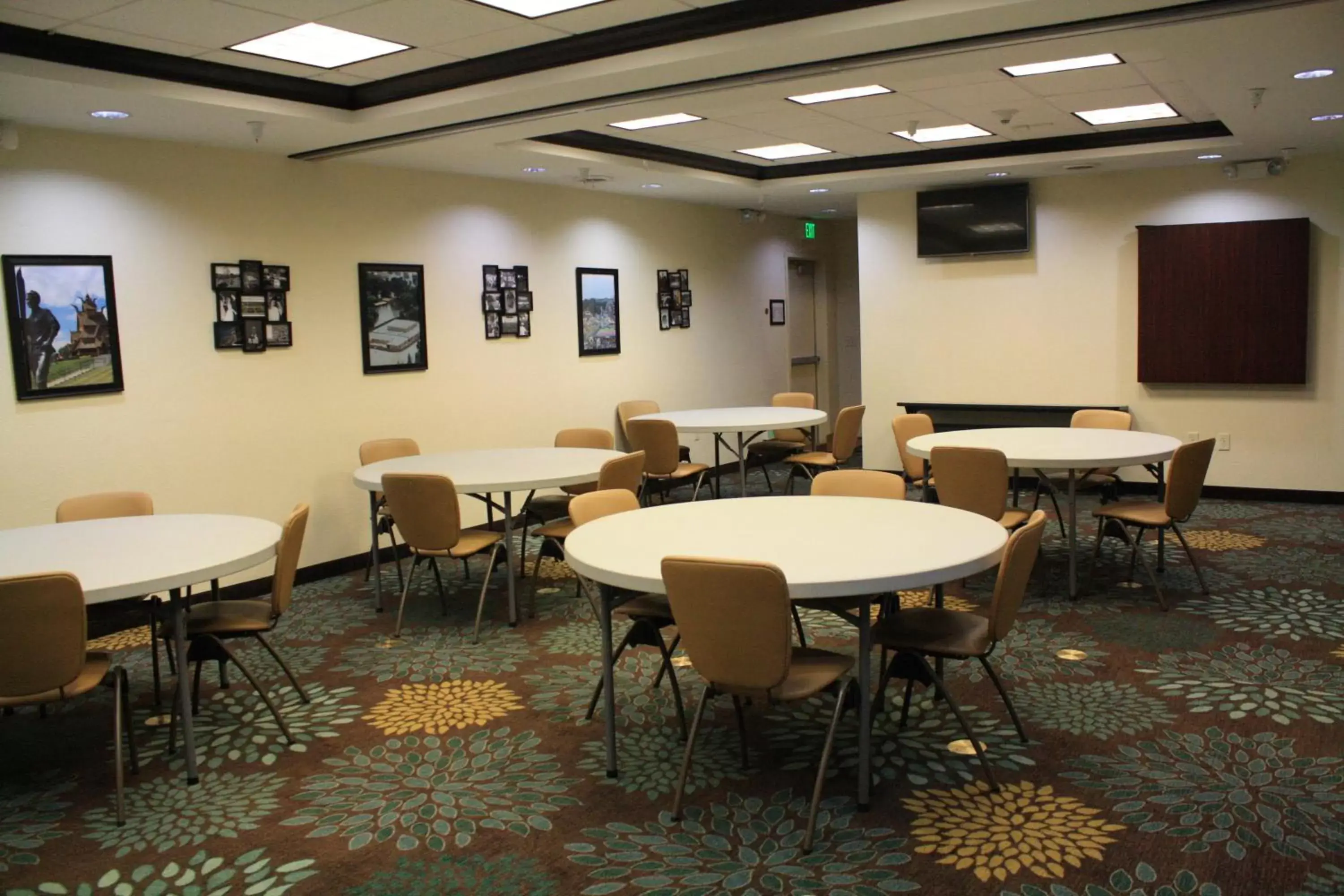 Meeting/conference room, Restaurant/Places to Eat in Staybridge Suites Minot, an IHG Hotel