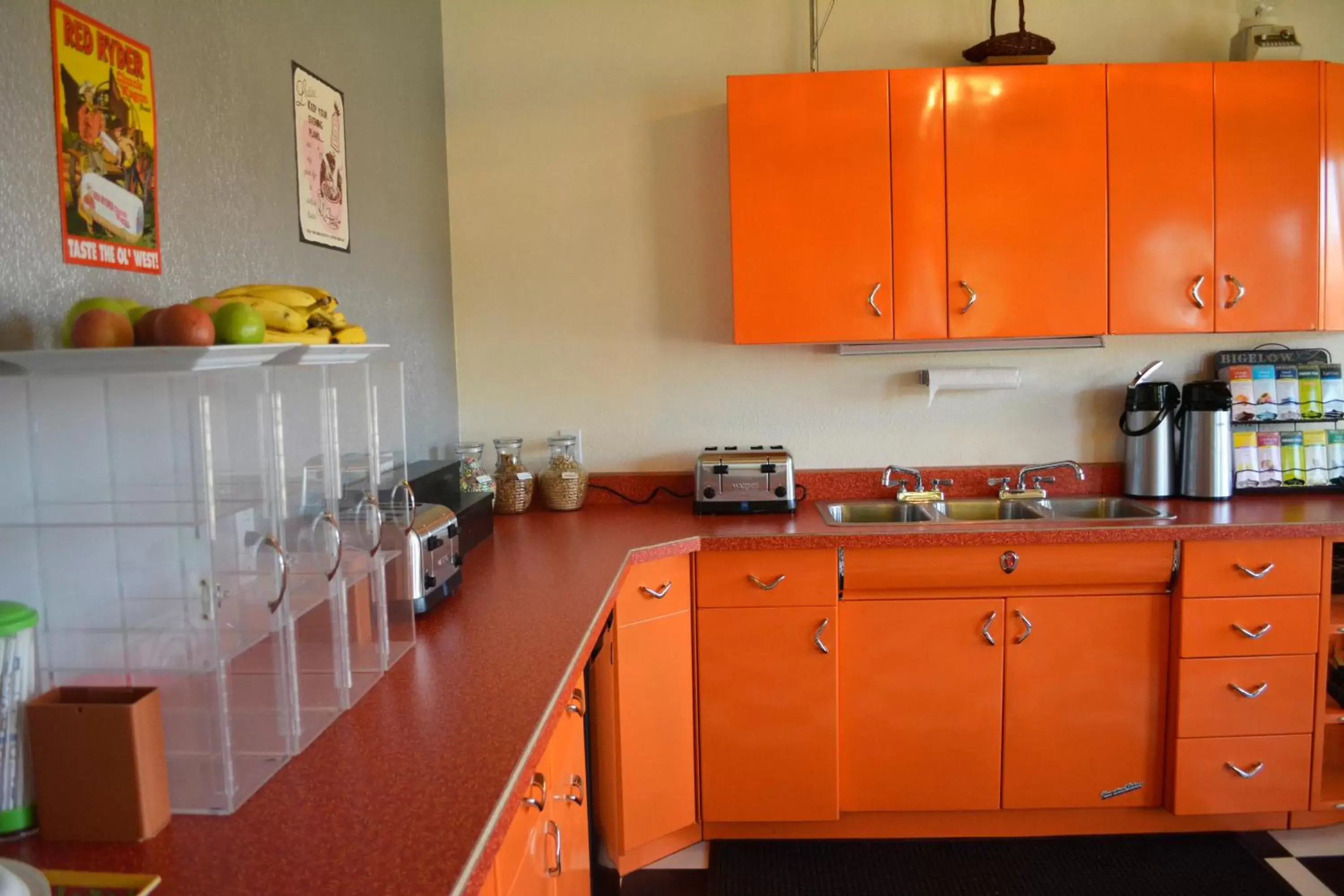 Coffee/tea facilities, Kitchen/Kitchenette in Retro Inn at Mesa Verde