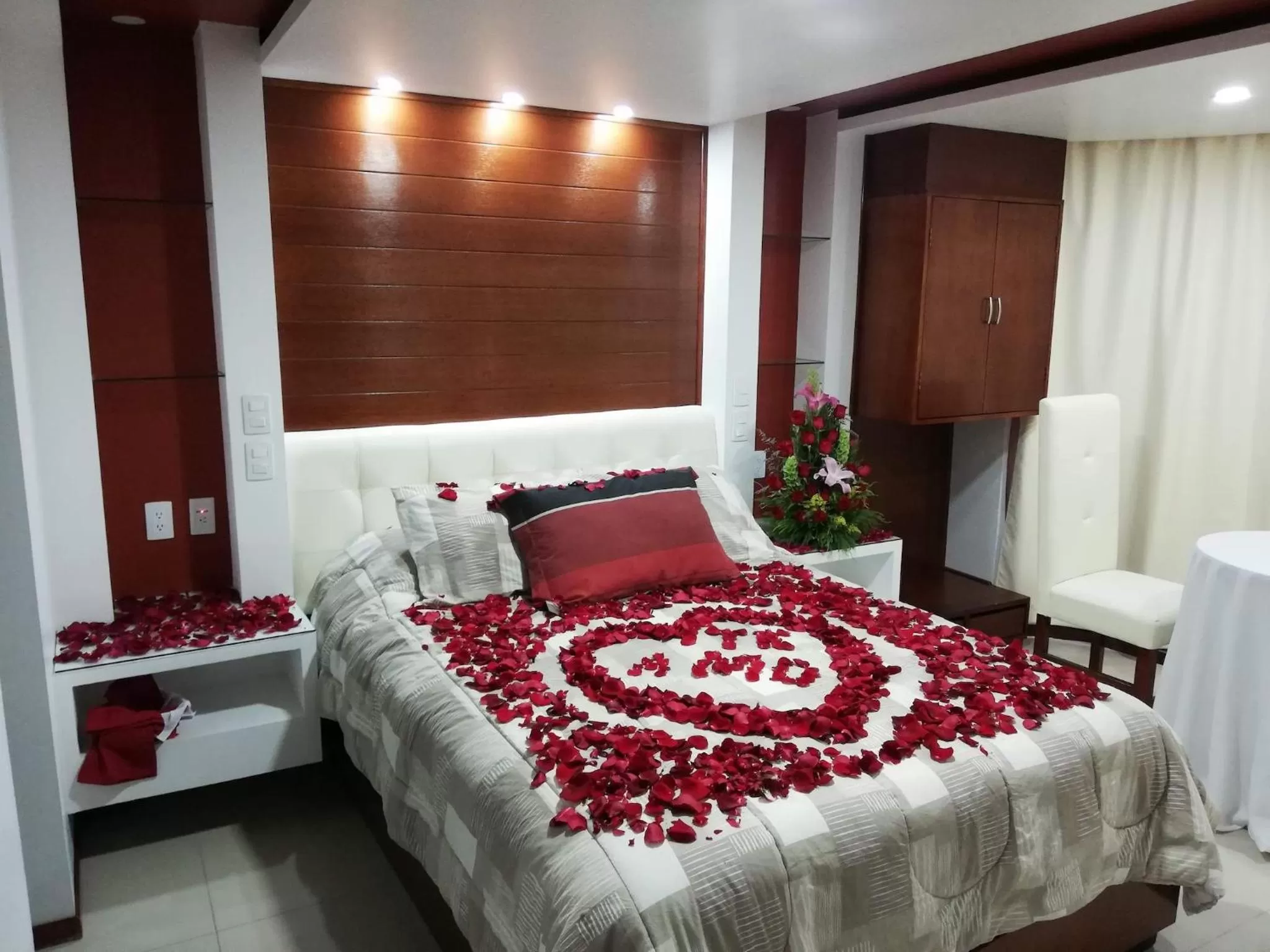 Dinner, Bed in La Aurora Hotel Like Home