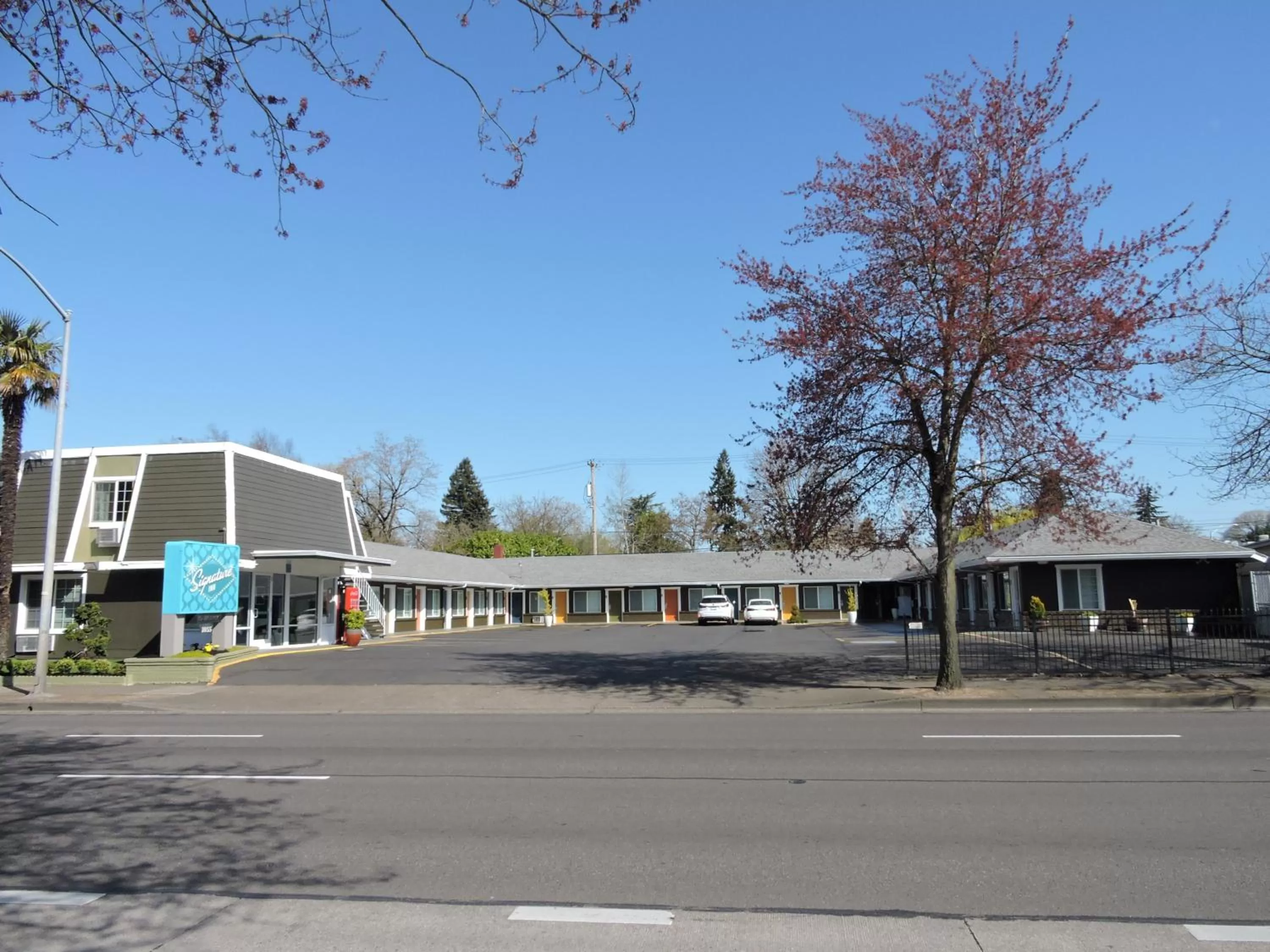 Property building in Signature Inn Eugene