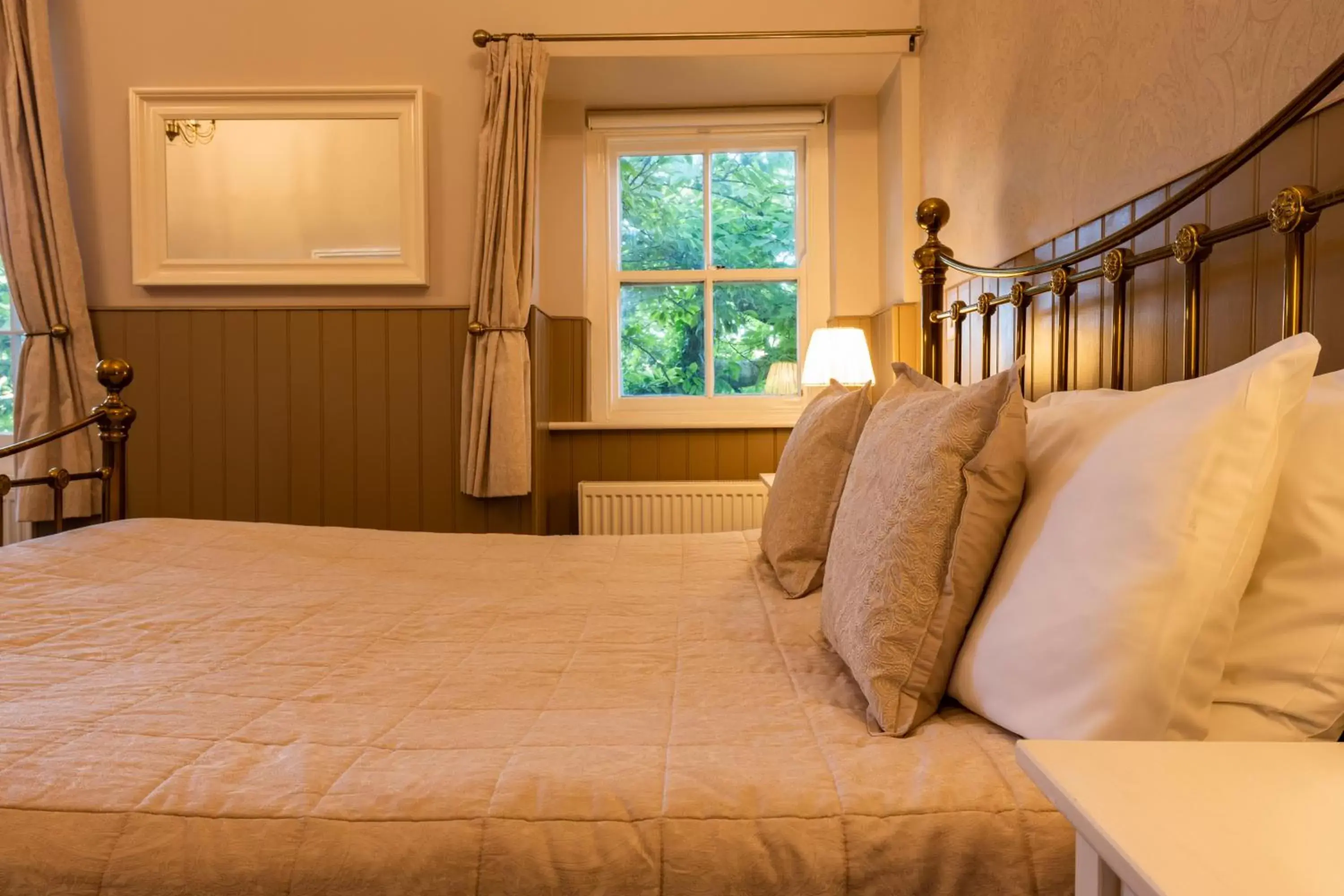 Bedroom, Bed in Swan Hotel