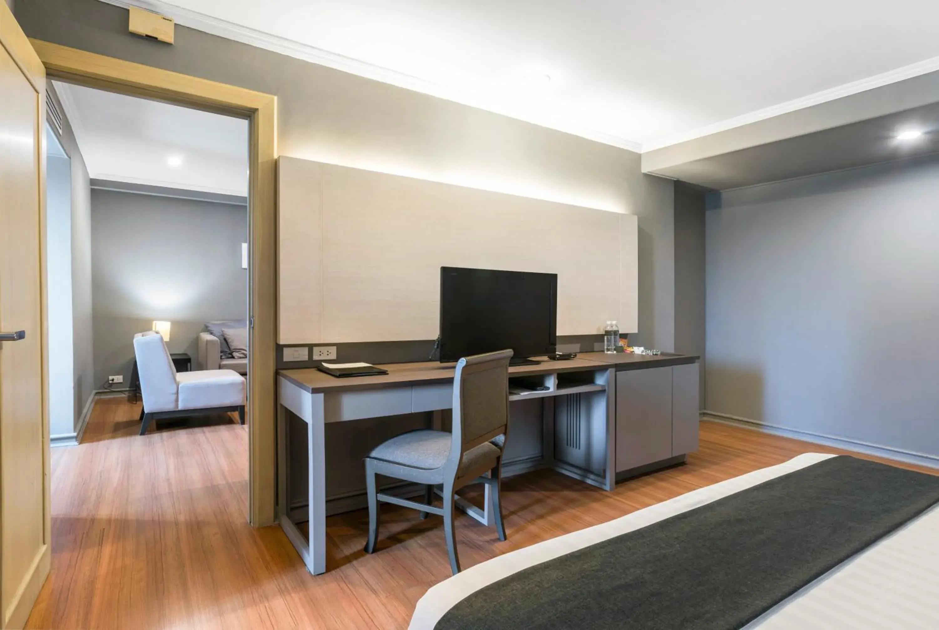 Bedroom, TV/Entertainment Center in SC Park Hotel