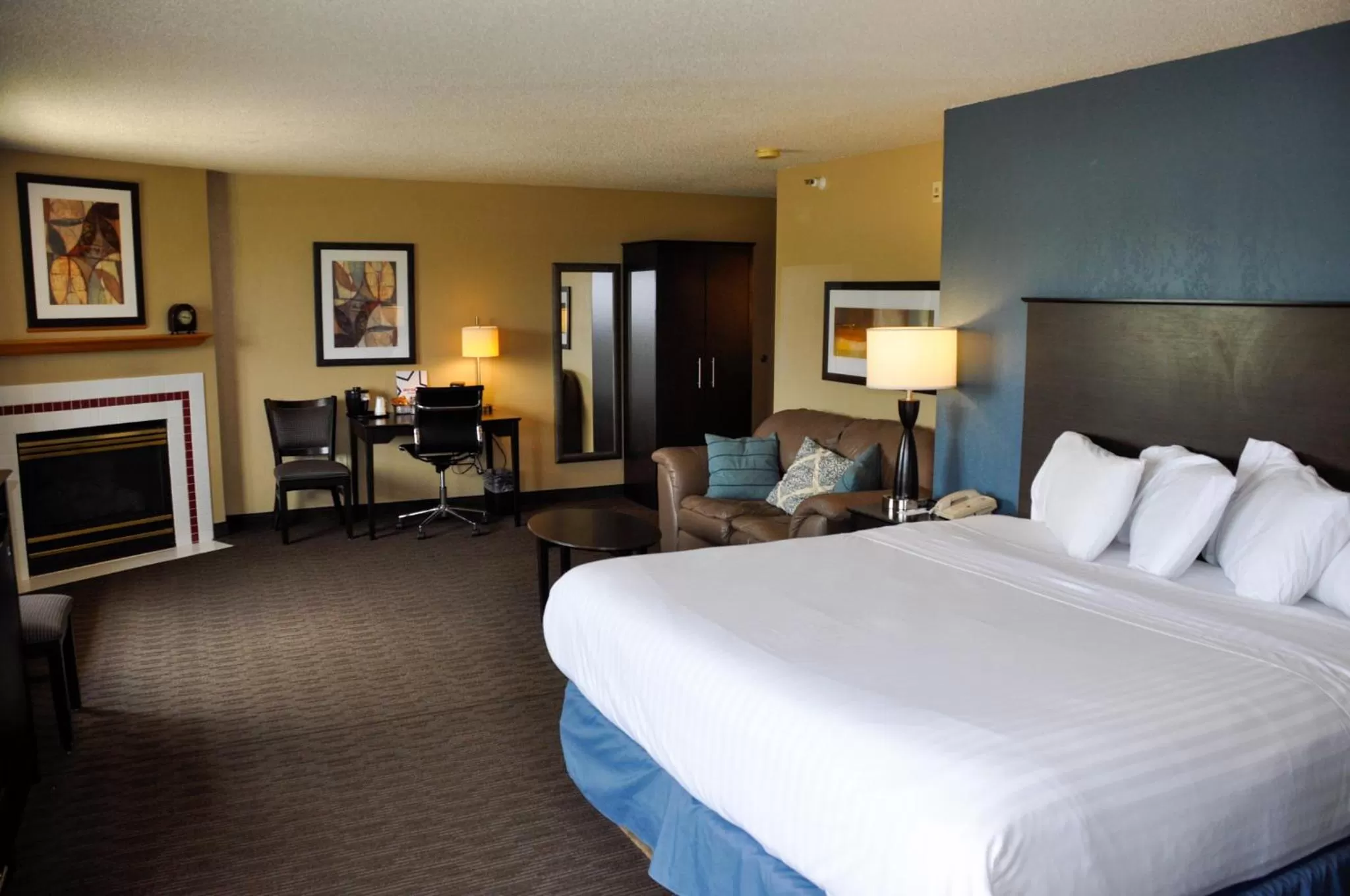 Seating area, Bed in AmericInn by Wyndham Clear Lake