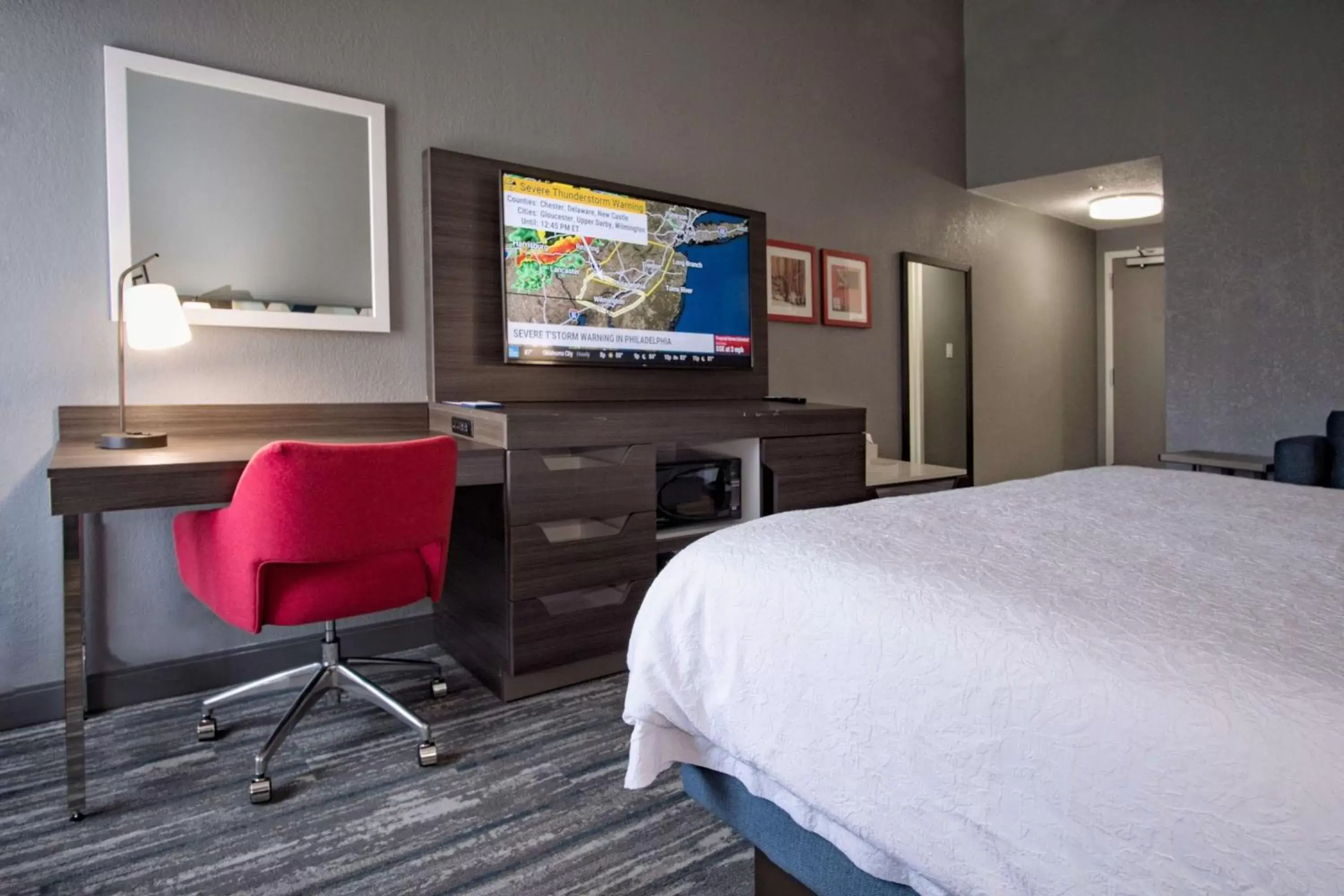 Bedroom, TV/Entertainment Center in Hampton Inn Oklahoma City/Yukon