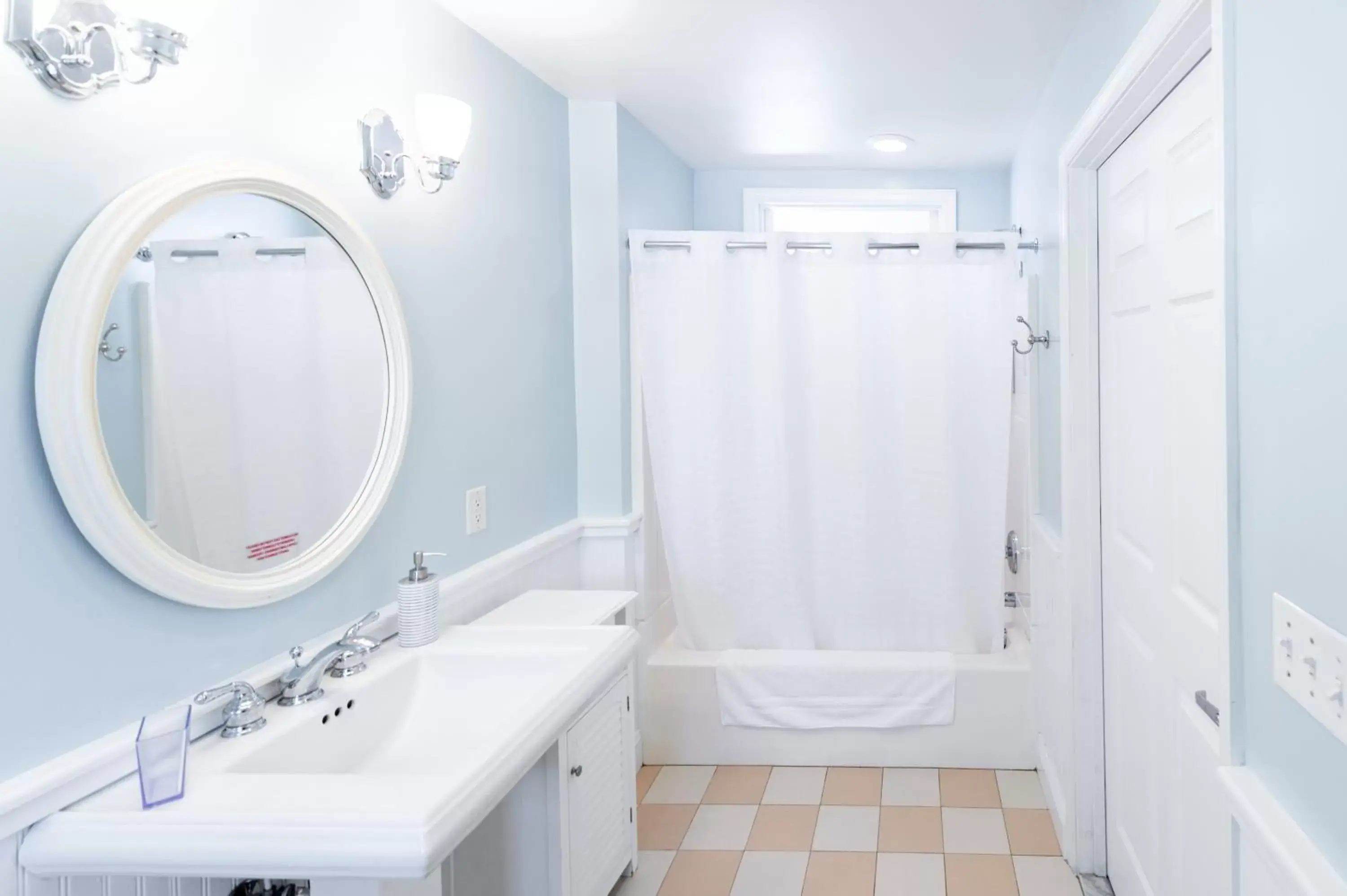 Bathroom in Canalside Inn