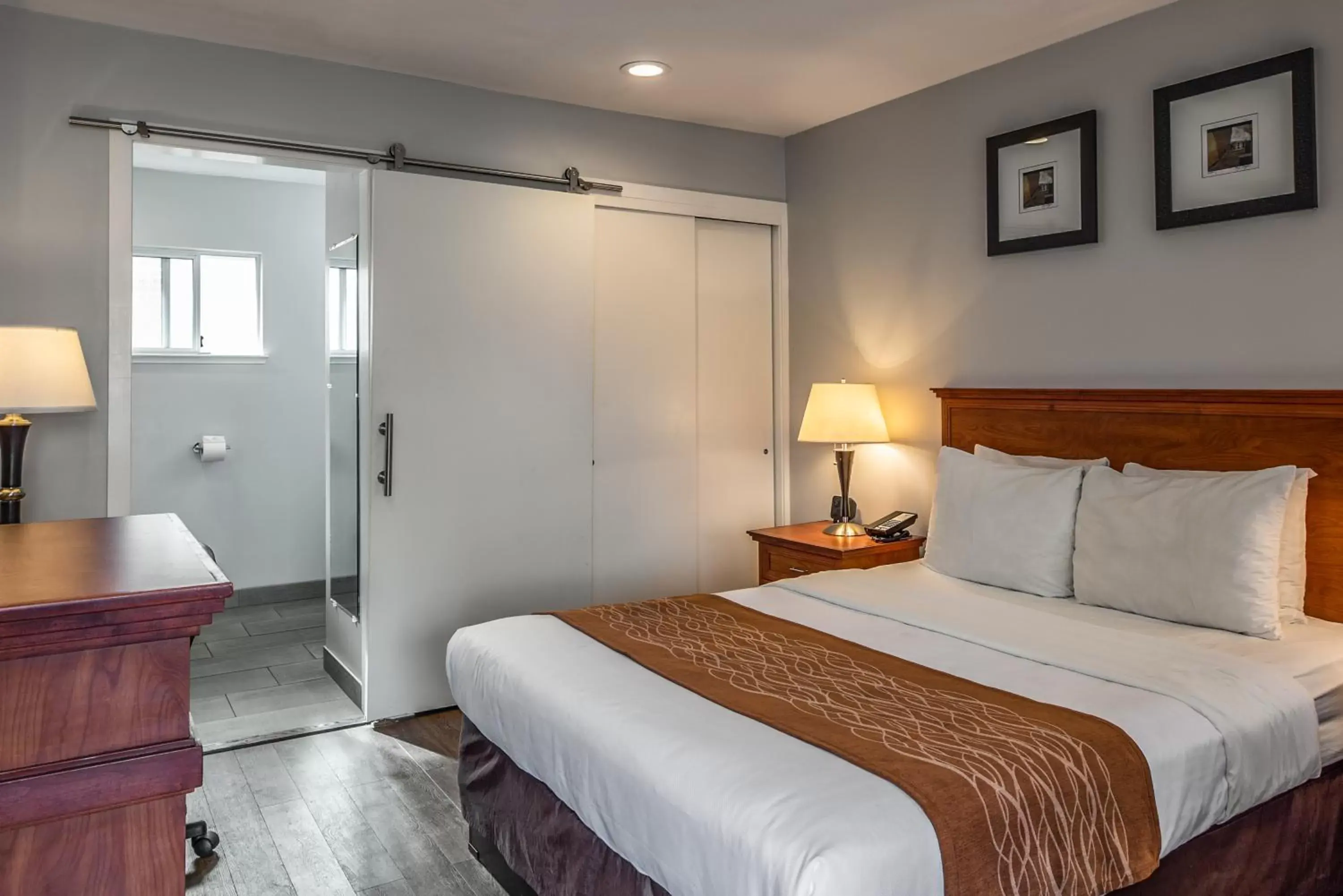 Photo of the whole room, Bed in The Inn at 1252 Monterey Photo of the whole room, Bed in The Inn at 1252 Monterey